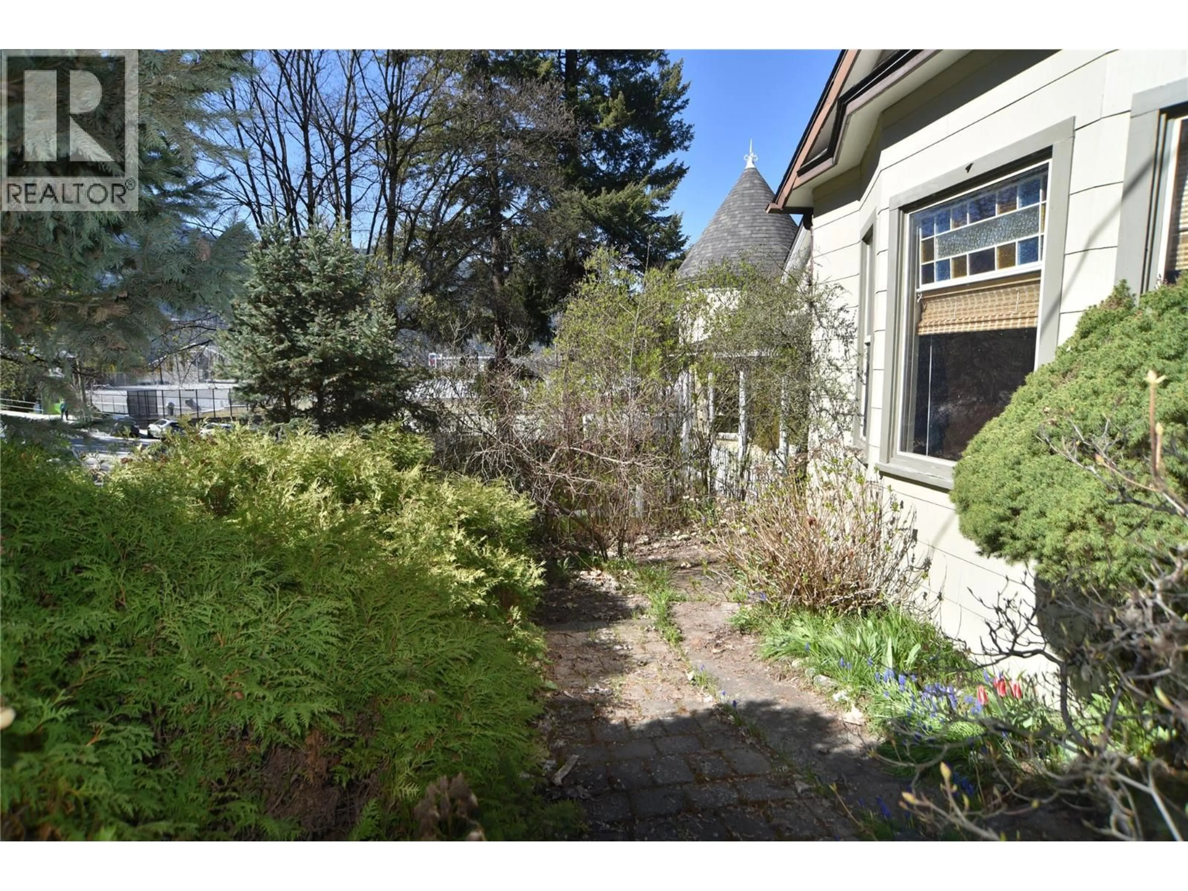 Patio, street for 909 EDGEWOOD AVENUE, Nelson British Columbia V1L4E1