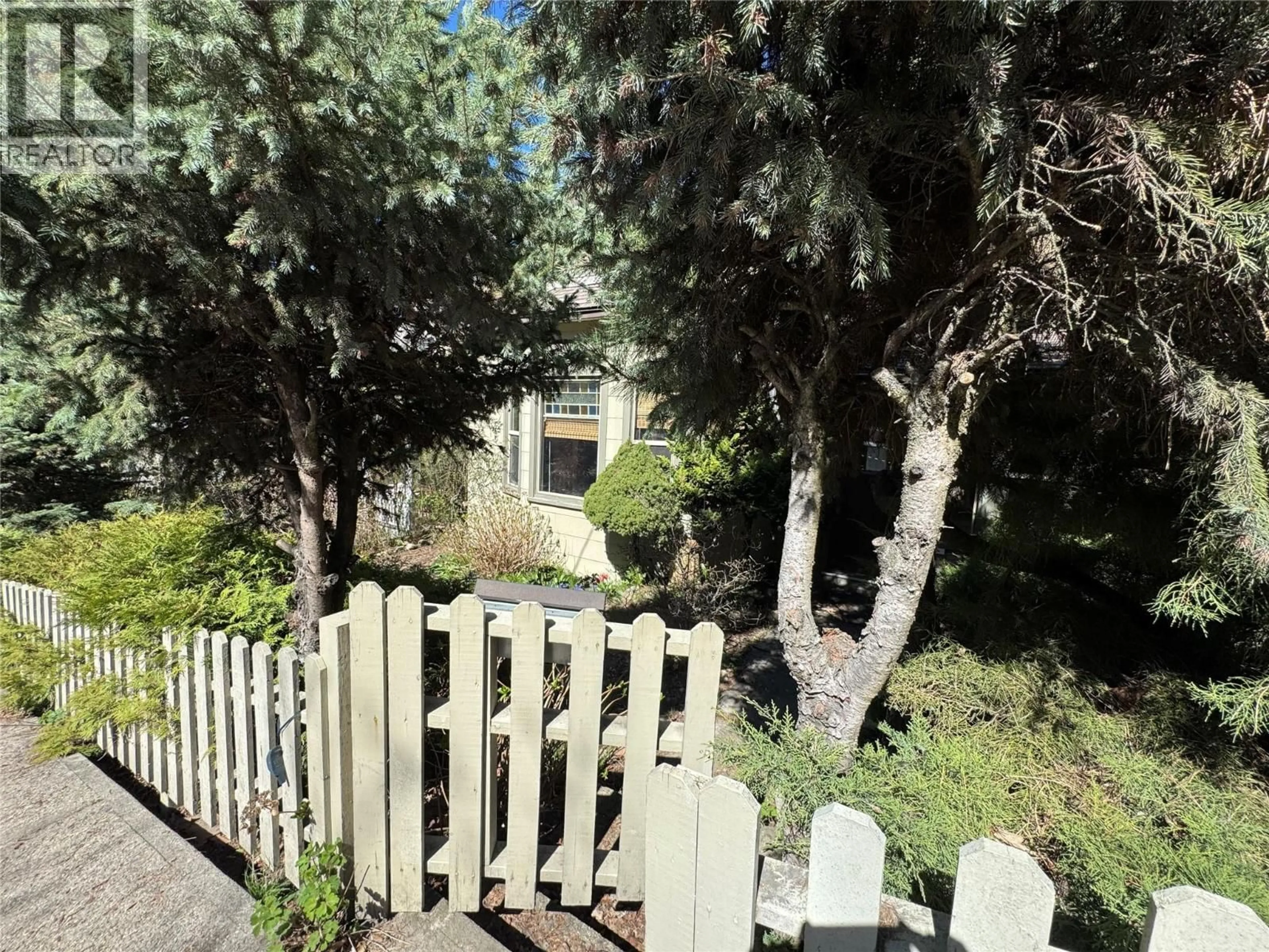 A pic from outside/outdoor area/front of a property/back of a property/a pic from drone, street for 909 EDGEWOOD AVENUE, Nelson British Columbia V1L4E1