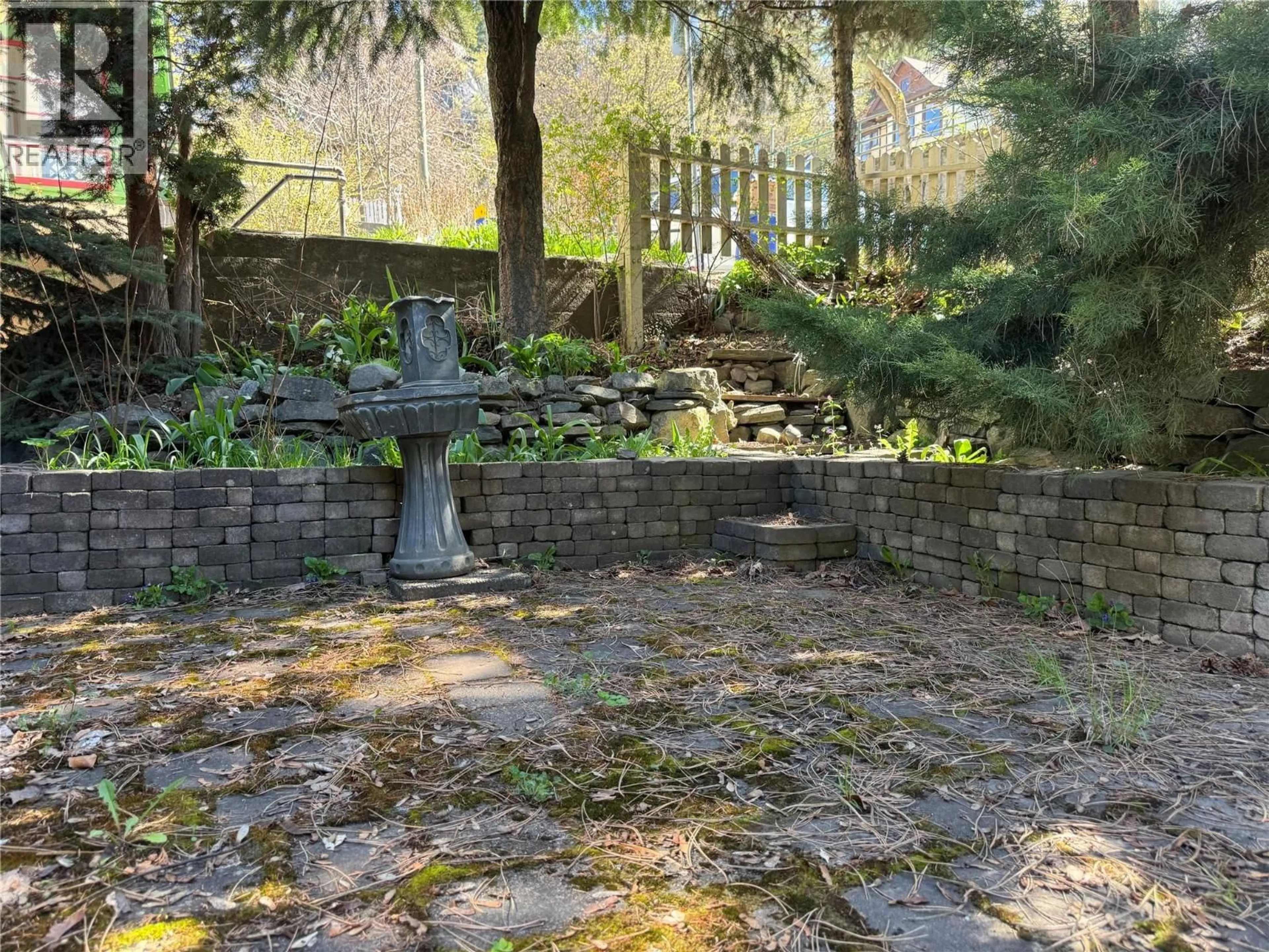 Patio, street for 909 EDGEWOOD AVENUE, Nelson British Columbia V1L4E1