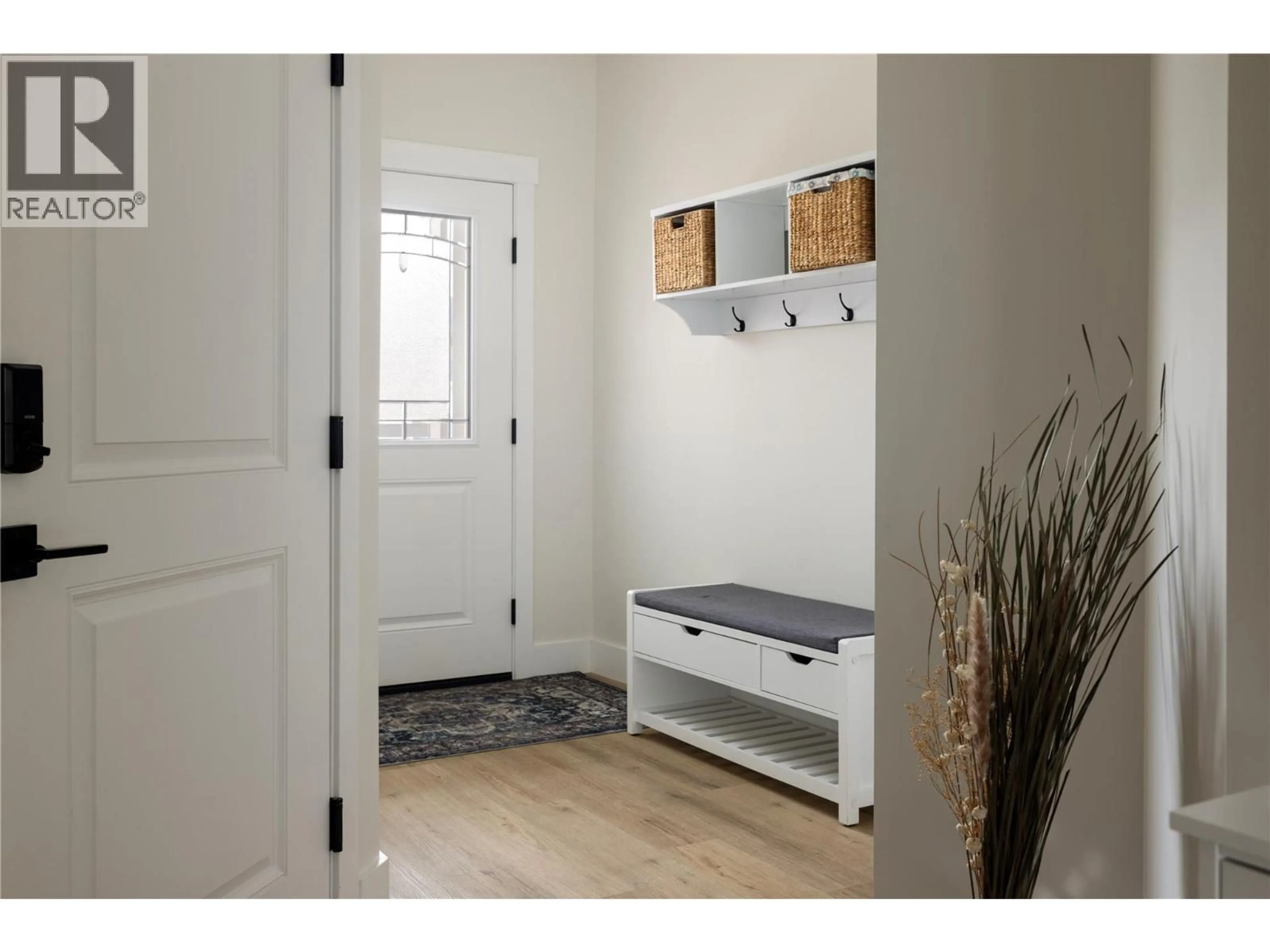 Indoor entryway for 19 - 1999 15 AVENUE, Vernon British Columbia V1T0C6