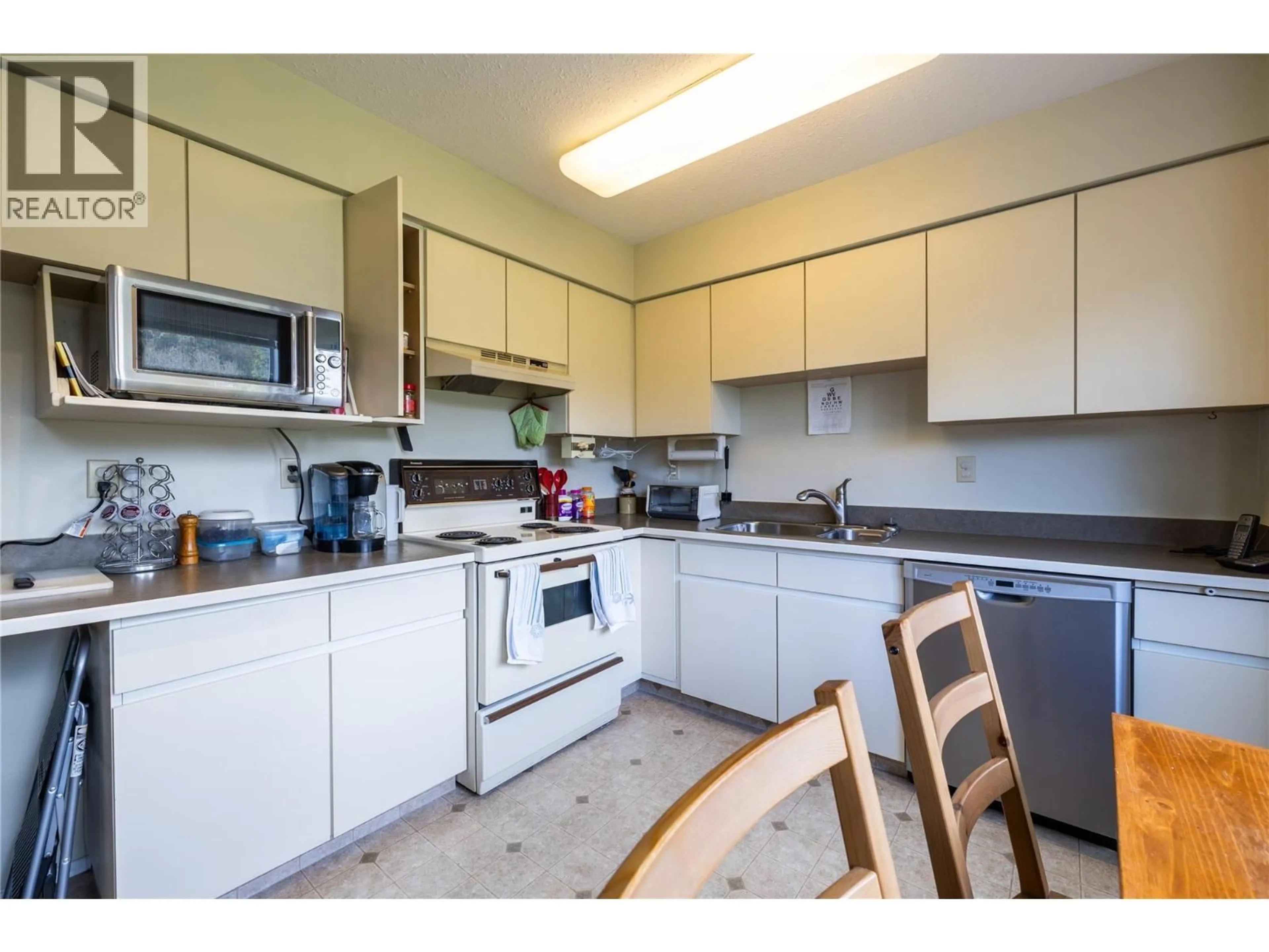Standard kitchen, unknown for 142 WHISTLER DRIVE, Kamloops British Columbia V2X1X6