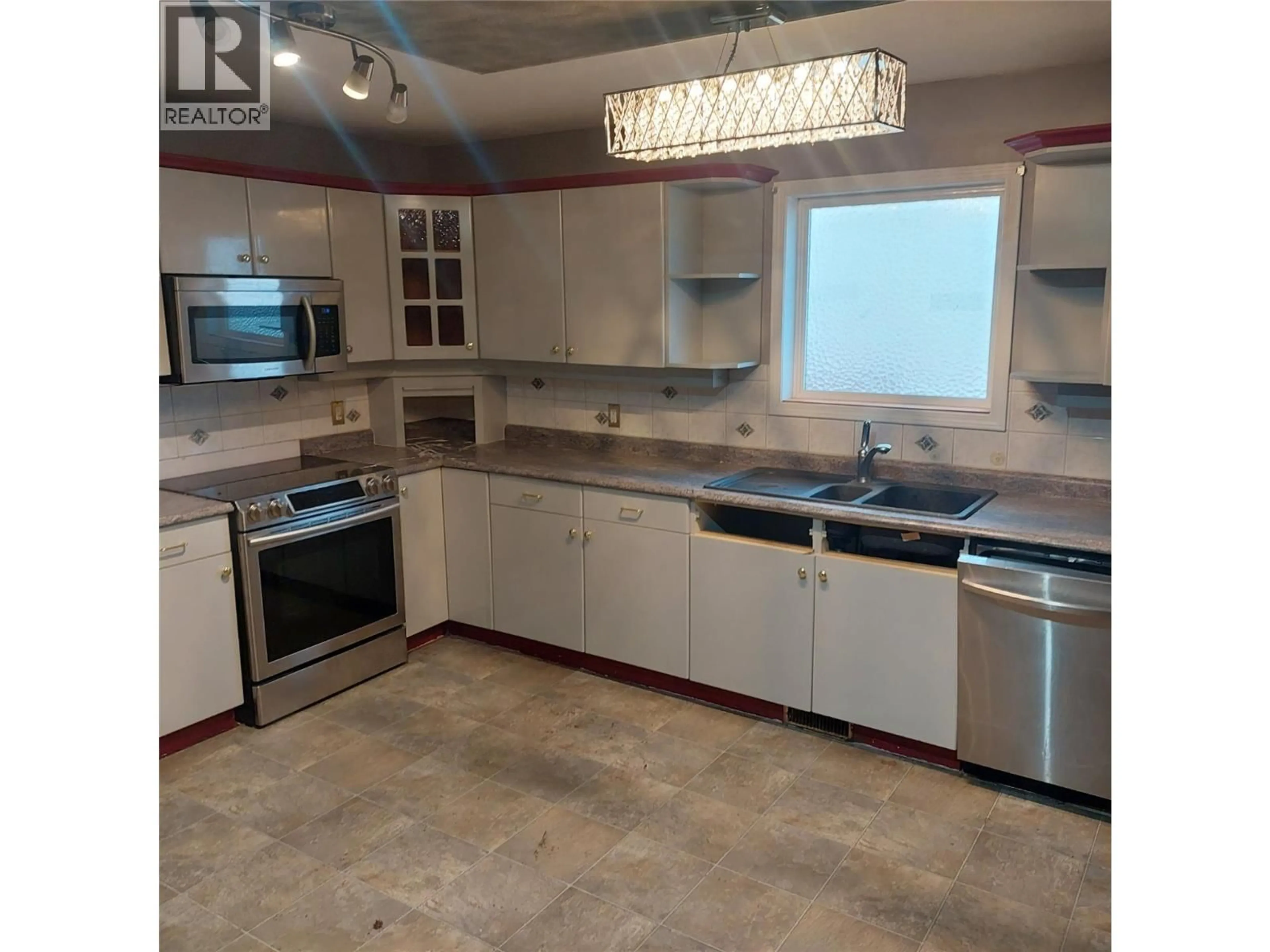Open concept kitchen, ceramic/tile floor for 197 RITCHIE COURT, Kelowna British Columbia V1V2A8