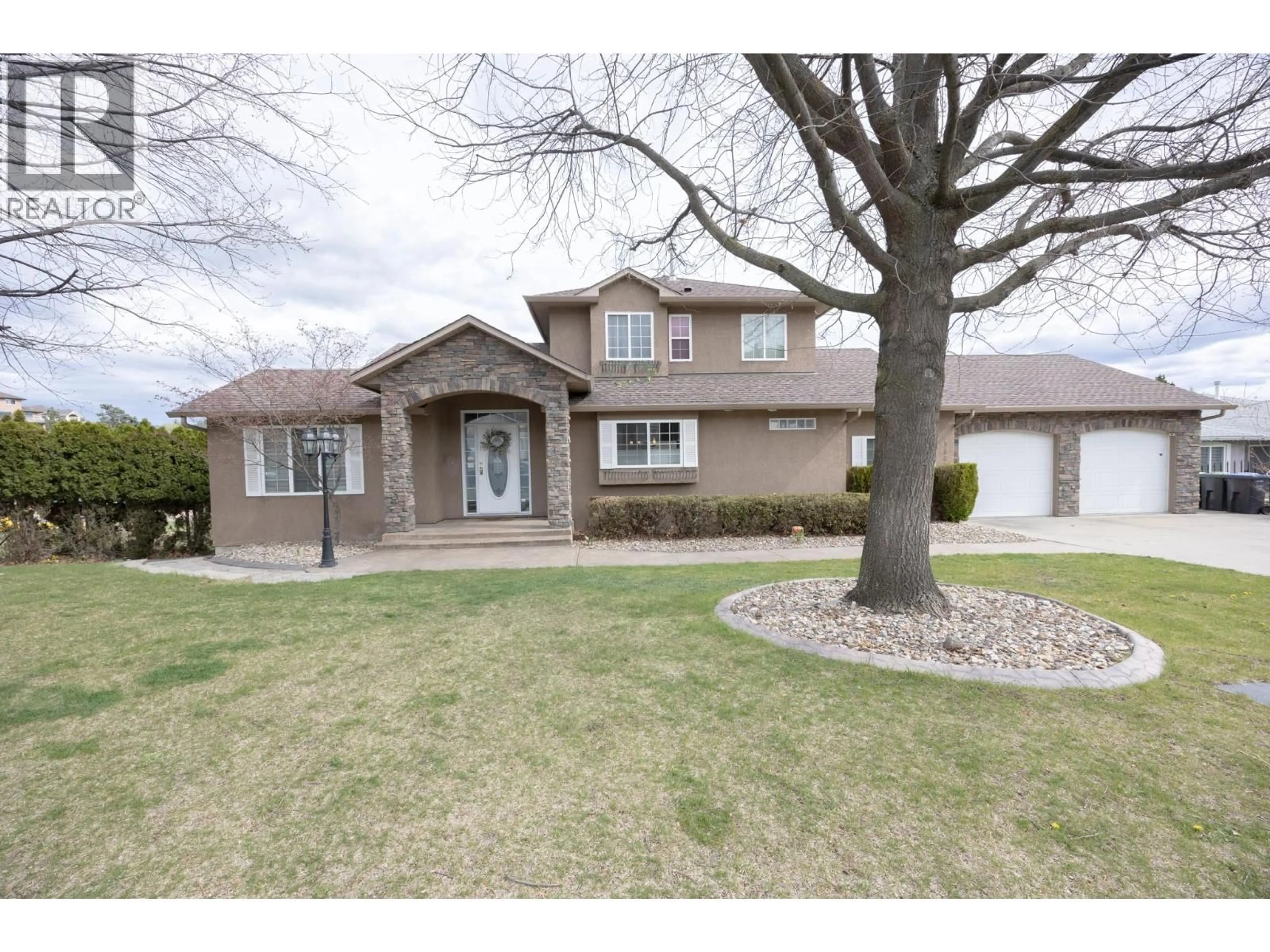 Home with vinyl exterior material, street for 1563 HOMESTEAD COURT, Kelowna British Columbia V1V2N8