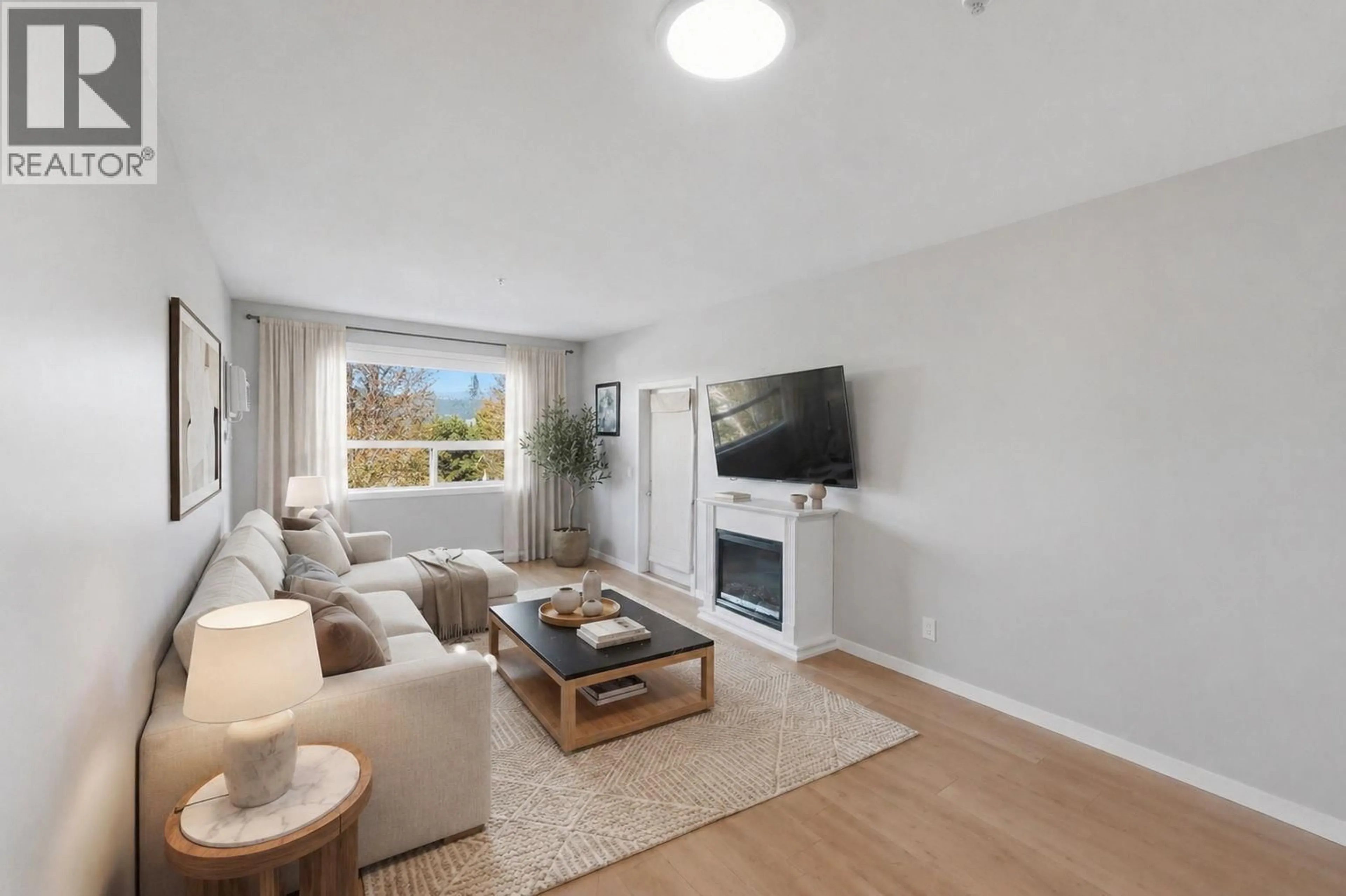 Living room with furniture, wood/laminate floor for 308 - 778 RUTLAND ROAD NORTH, Kelowna British Columbia V1X8B3