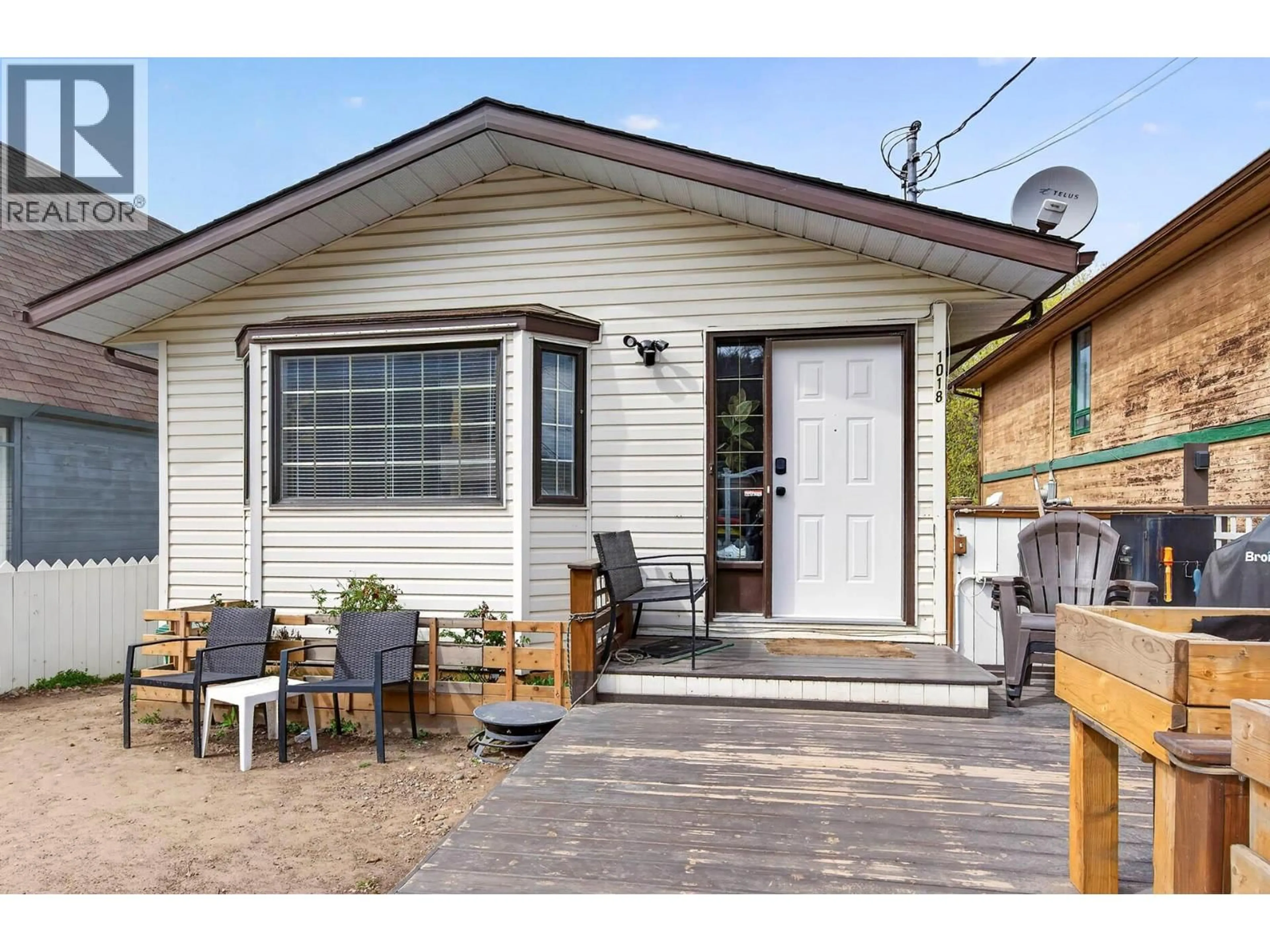 Home with vinyl exterior material, street for 1018 HILLSIDE AVENUE, Chase British Columbia V0E1M0