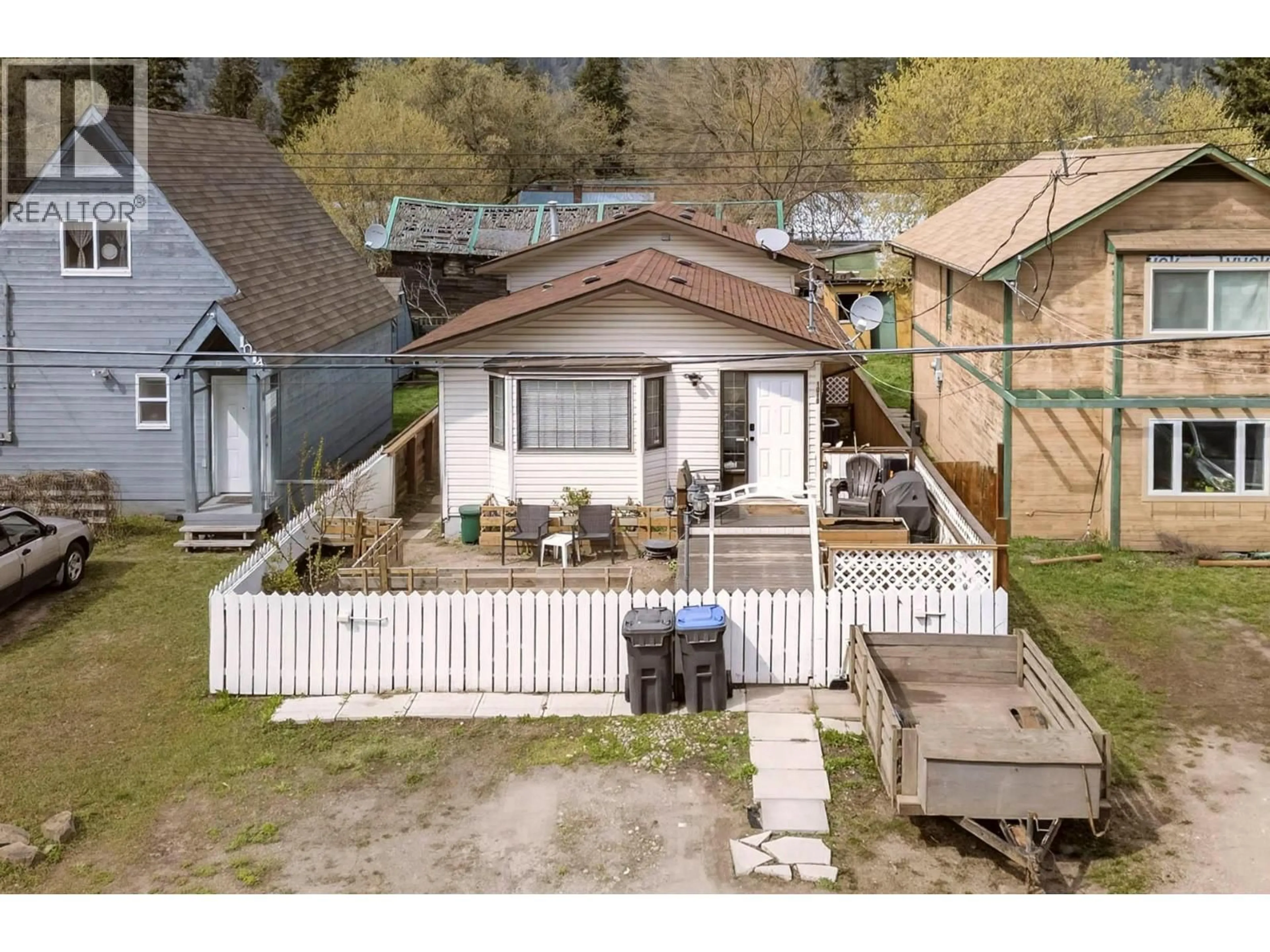 A pic from outside/outdoor area/front of a property/back of a property/a pic from drone, street for 1018 HILLSIDE AVENUE, Chase British Columbia V0E1M0