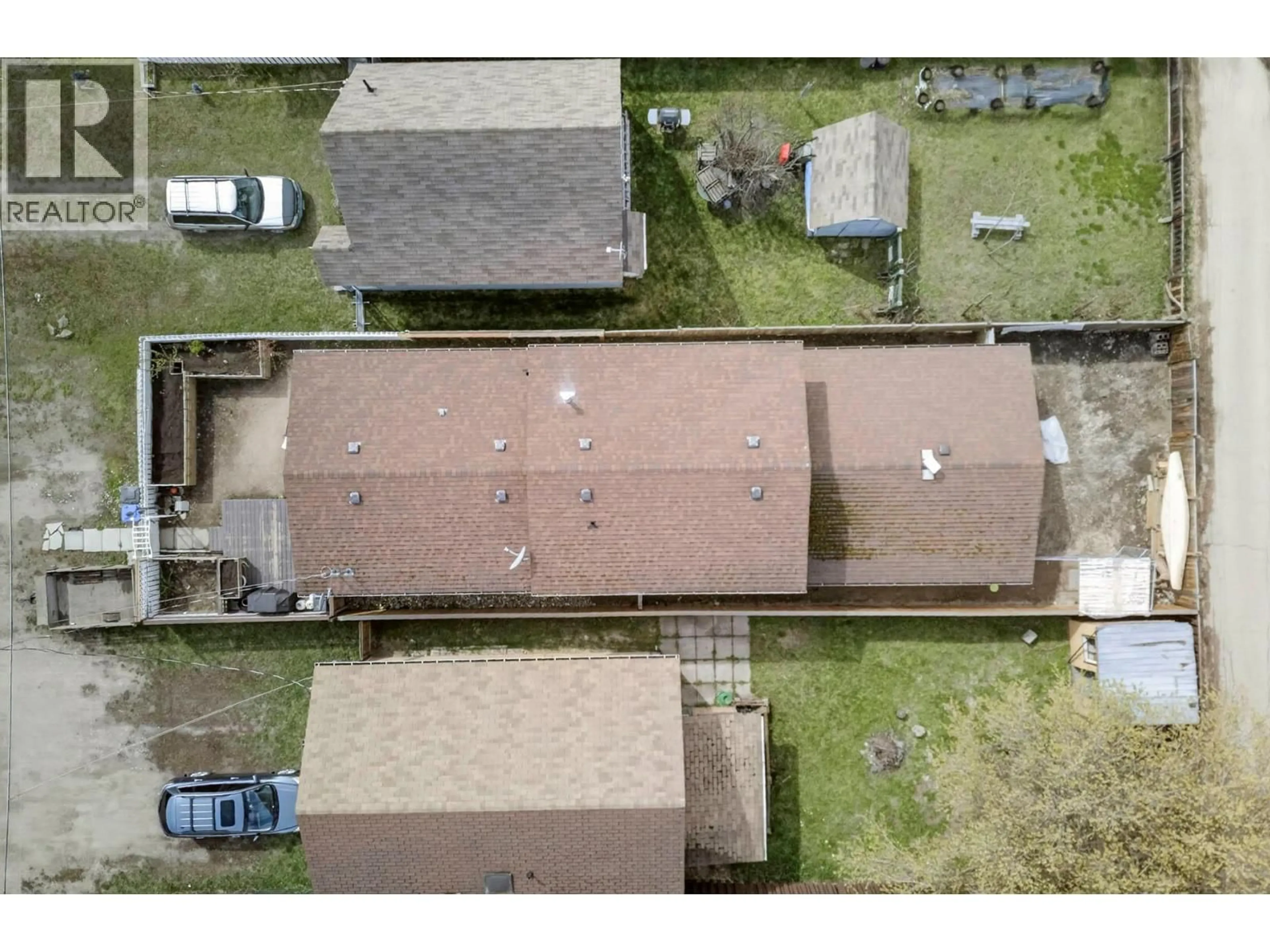 A pic from outside/outdoor area/front of a property/back of a property/a pic from drone, street for 1018 HILLSIDE AVENUE, Chase British Columbia V0E1M0