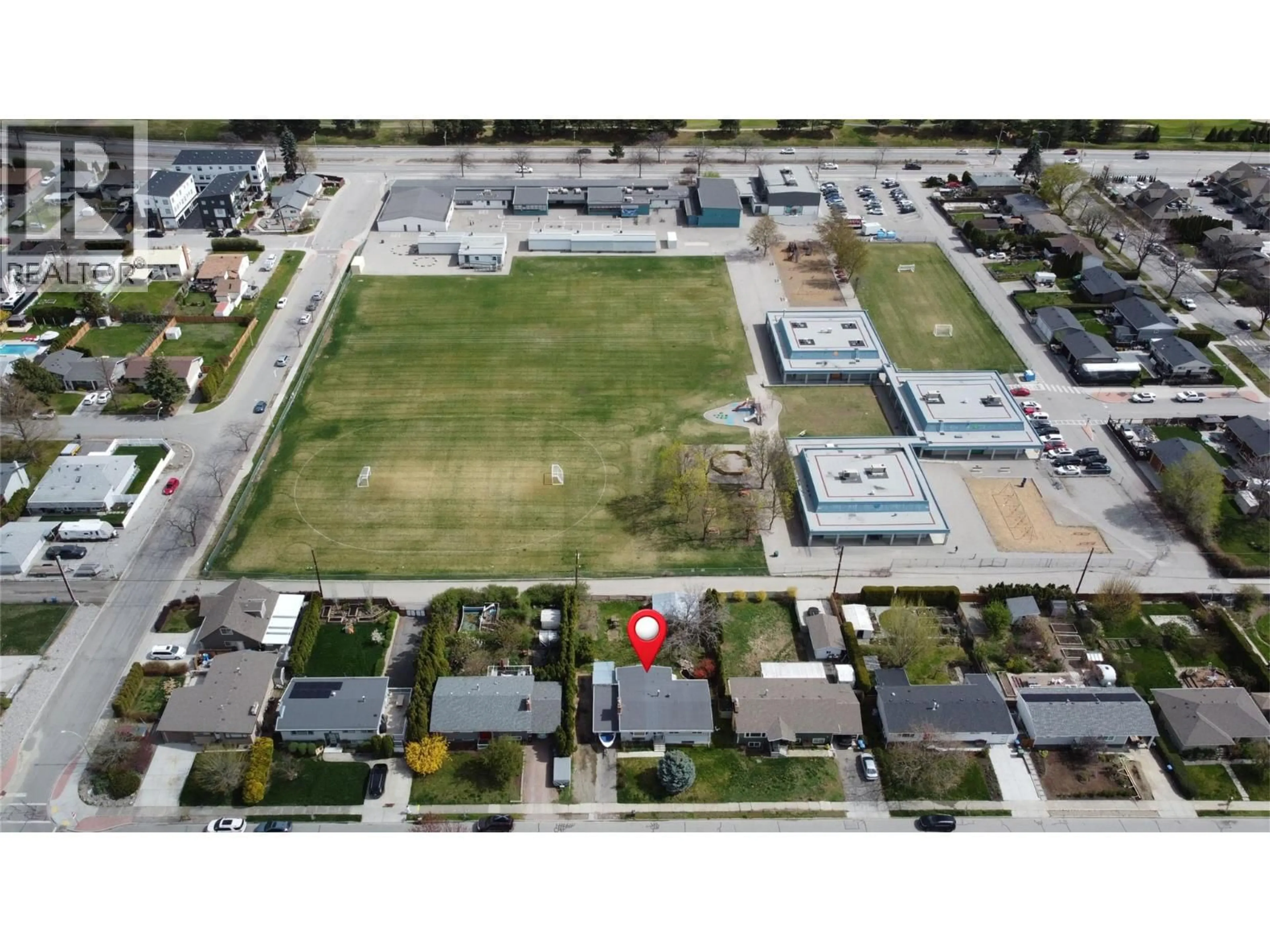 A pic from outside/outdoor area/front of a property/back of a property/a pic from drone, street for 945 KENNEDY STREET, Kelowna British Columbia V1Y4E9