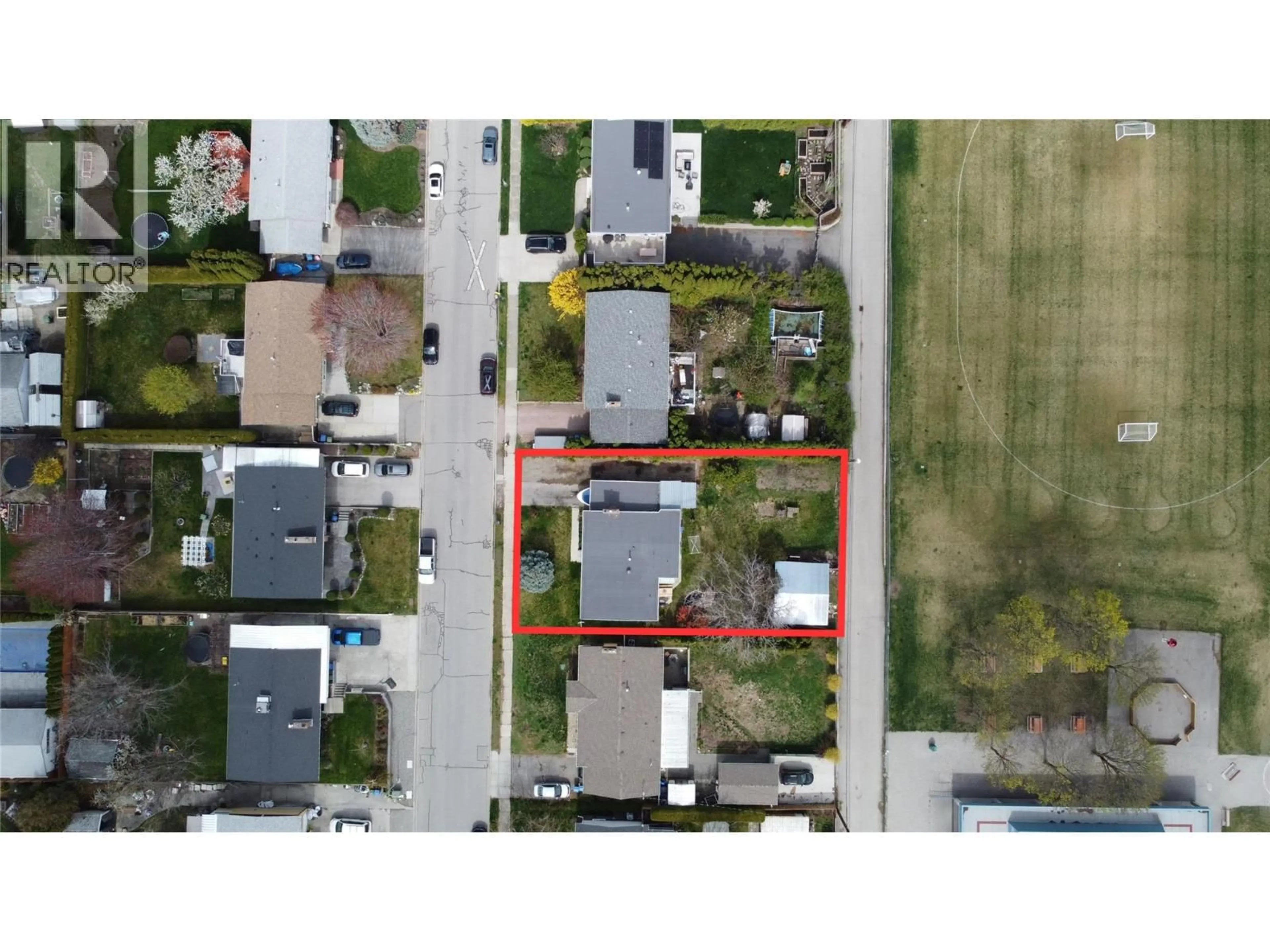 A pic from outside/outdoor area/front of a property/back of a property/a pic from drone, street for 945 KENNEDY STREET, Kelowna British Columbia V1Y4E9