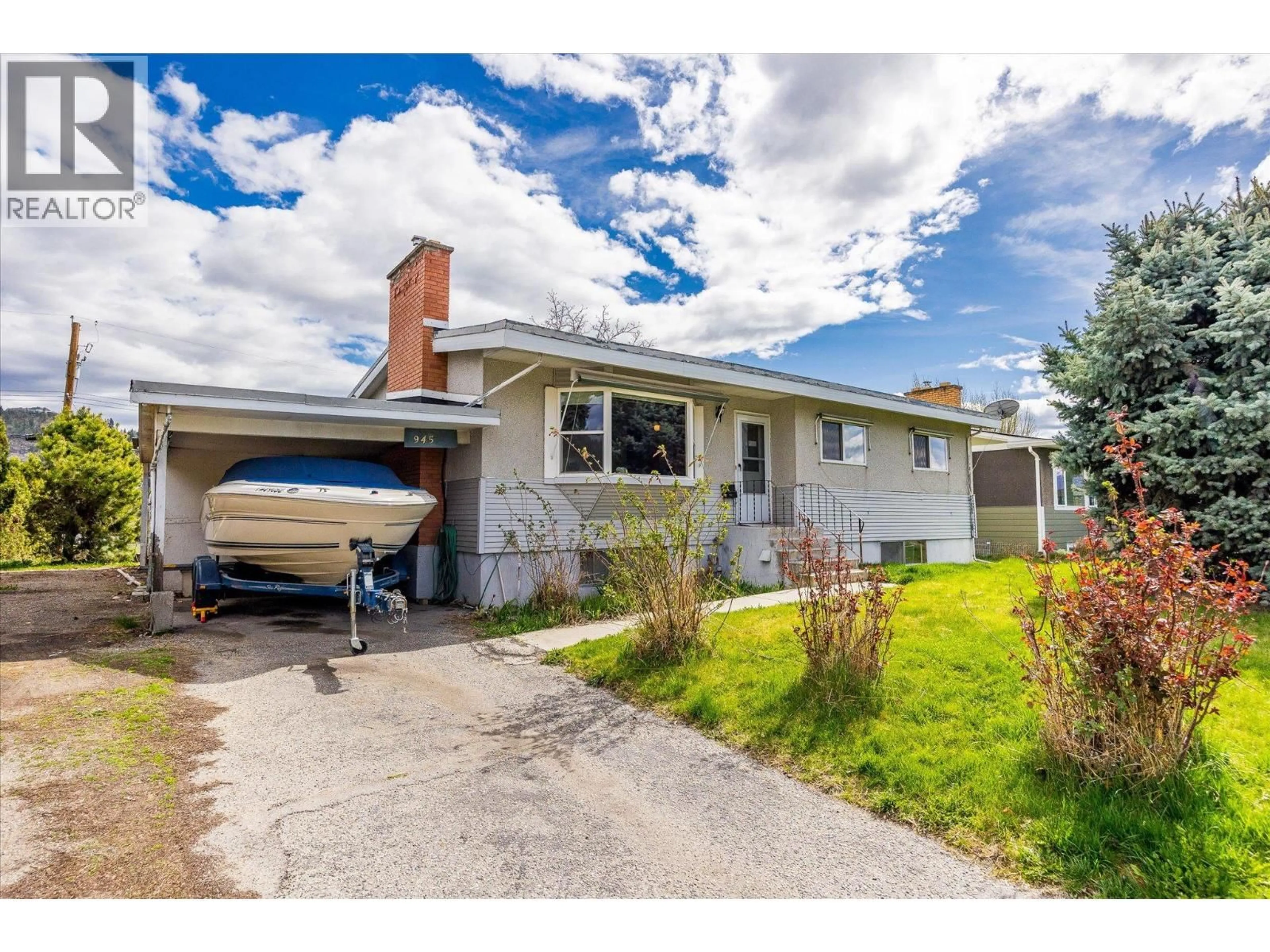 Home with vinyl exterior material, street for 945 KENNEDY STREET, Kelowna British Columbia V1Y4E9