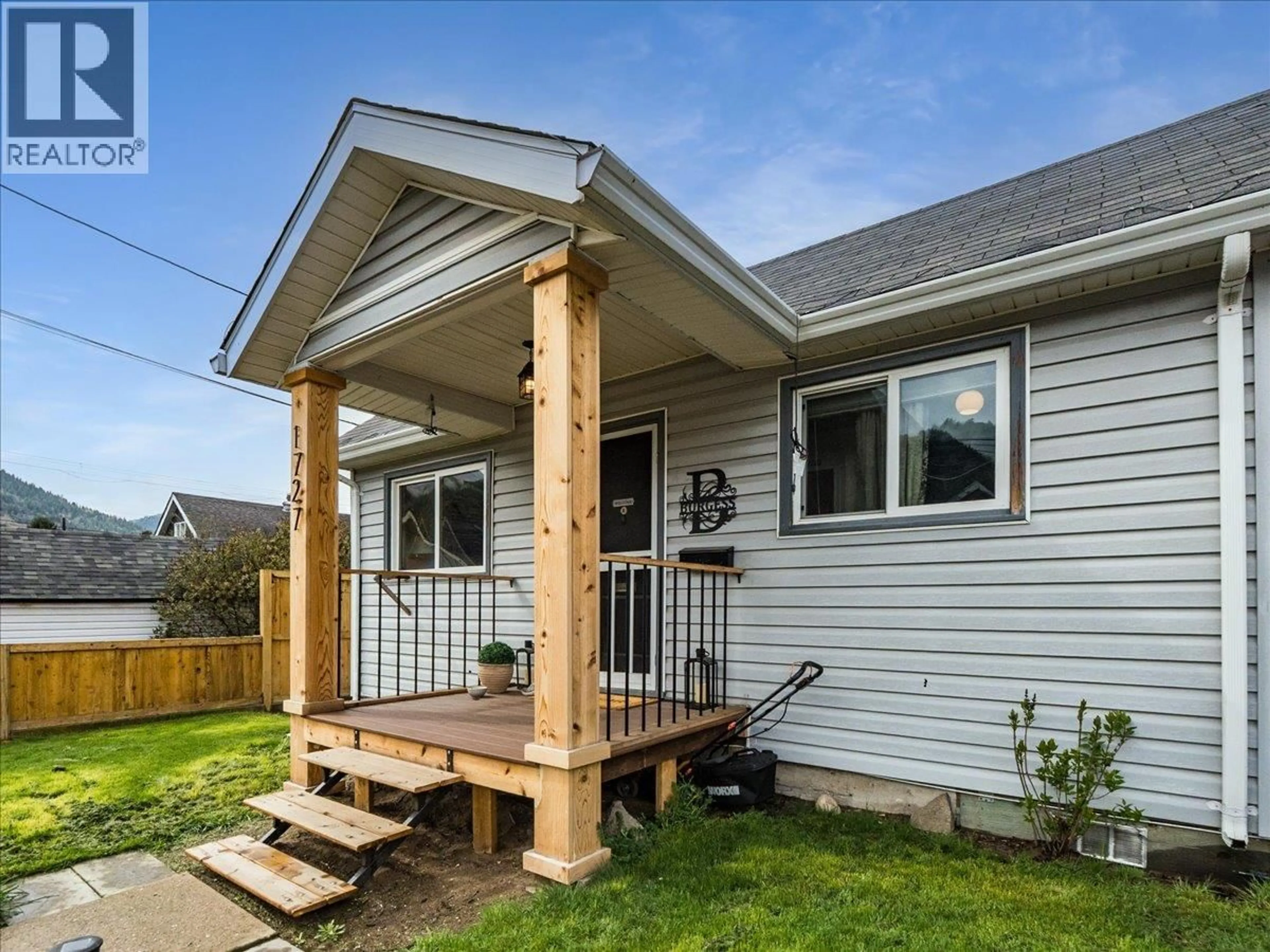 Home with vinyl exterior material, street for 1727 CIRCLE STREET, Trail British Columbia V1R1W8