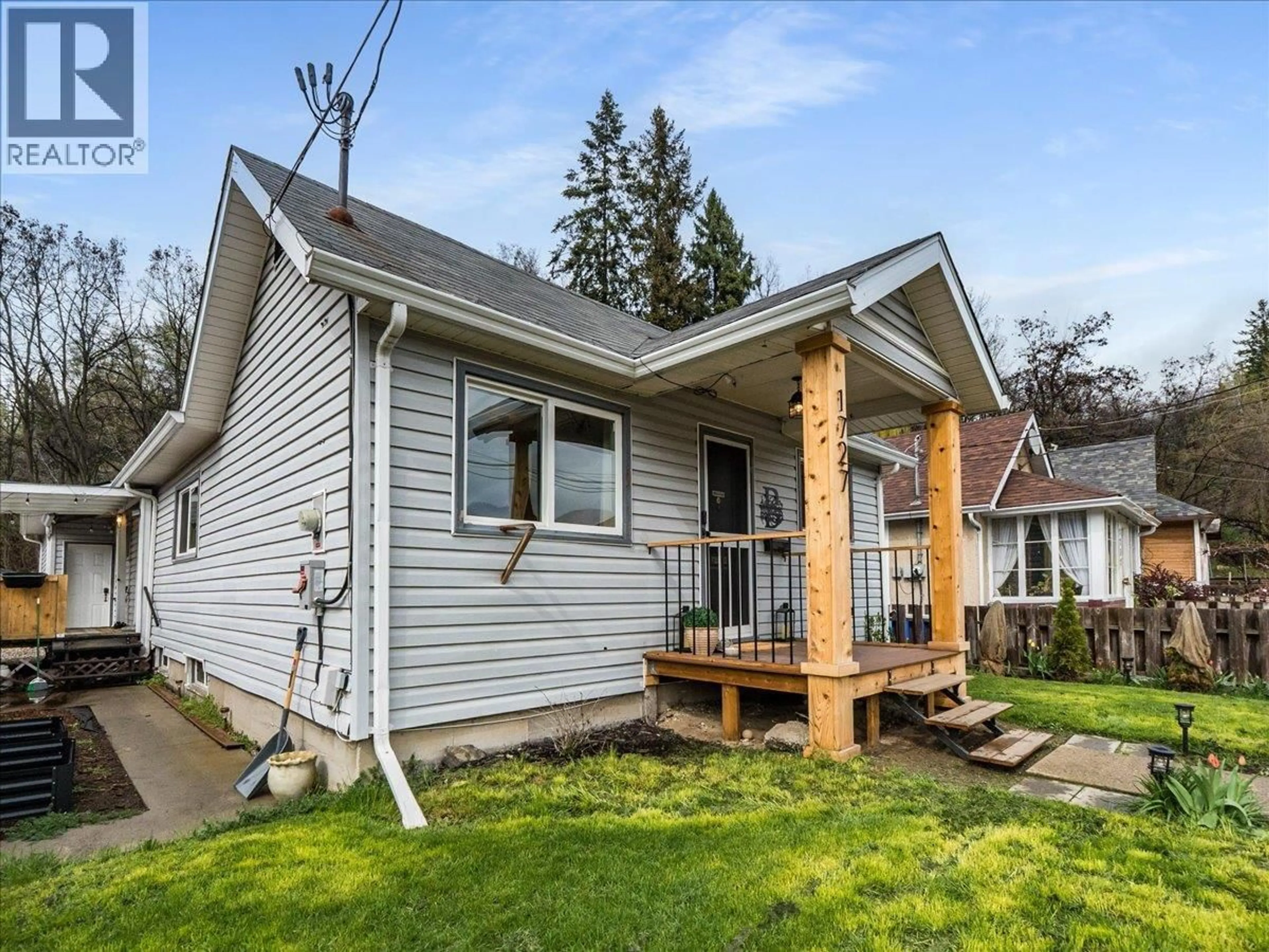 Home with vinyl exterior material, street for 1727 CIRCLE STREET, Trail British Columbia V1R1W8