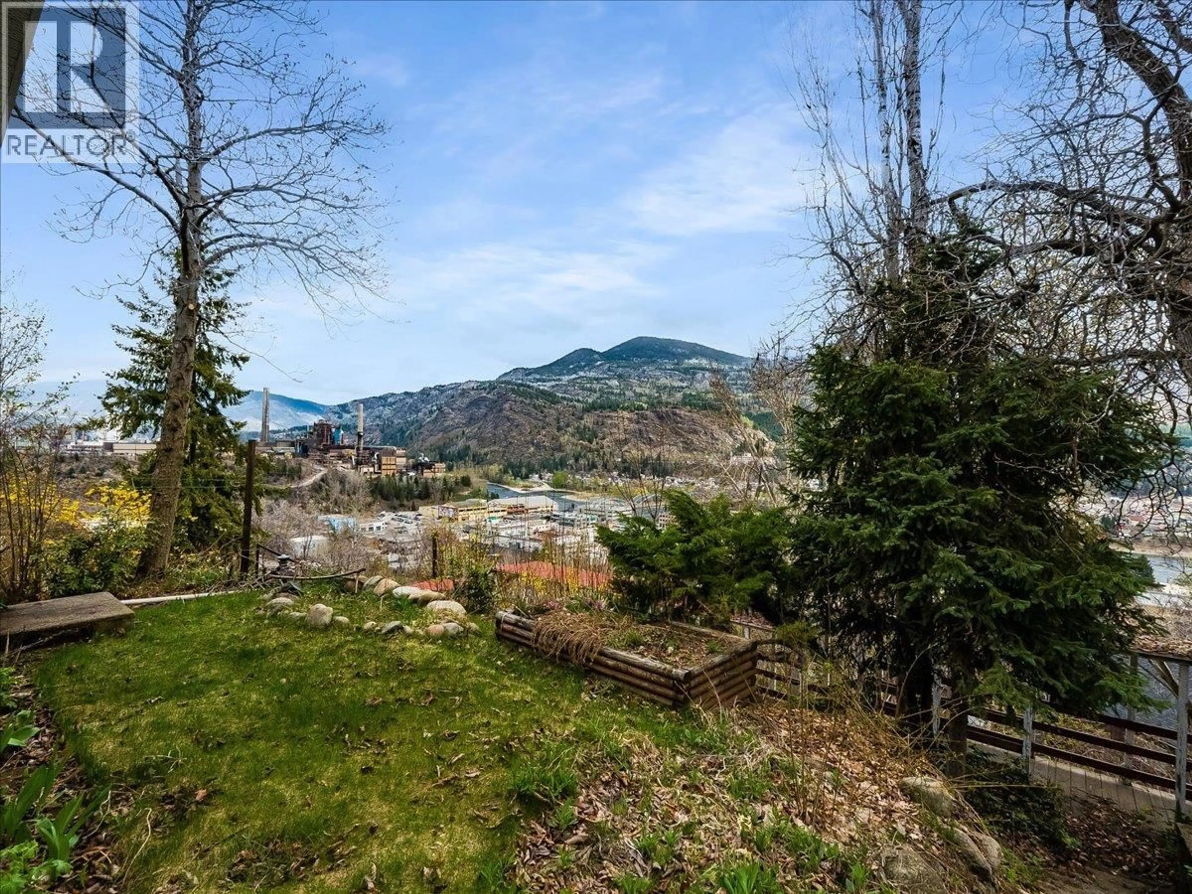 A pic from outside/outdoor area/front of a property/back of a property/a pic from drone, mountain view for 1472 GREEN AVENUE LANE, Trail British Columbia V1R4K2