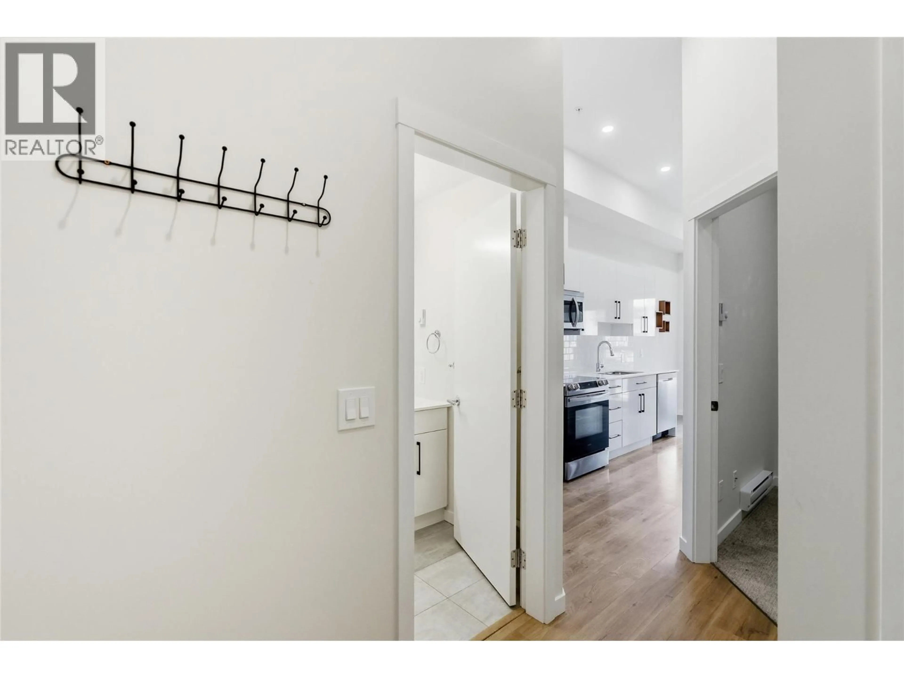 Indoor entryway for 114 - 1880 HUGH ALLAN DRIVE, Kamloops British Columbia V1S0E8