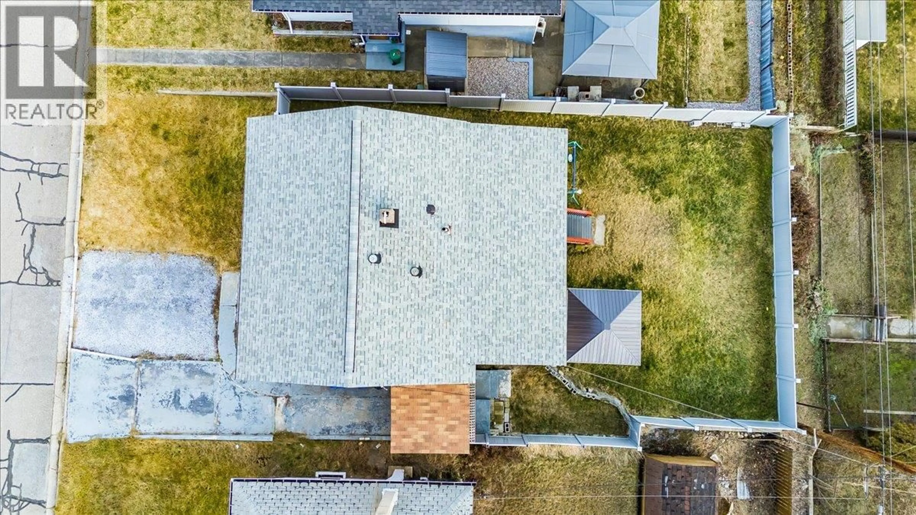 A pic from outside/outdoor area/front of a property/back of a property/a pic from drone, building for 3330 DAHLIA CRESCENT, Trail British Columbia V1R2X9