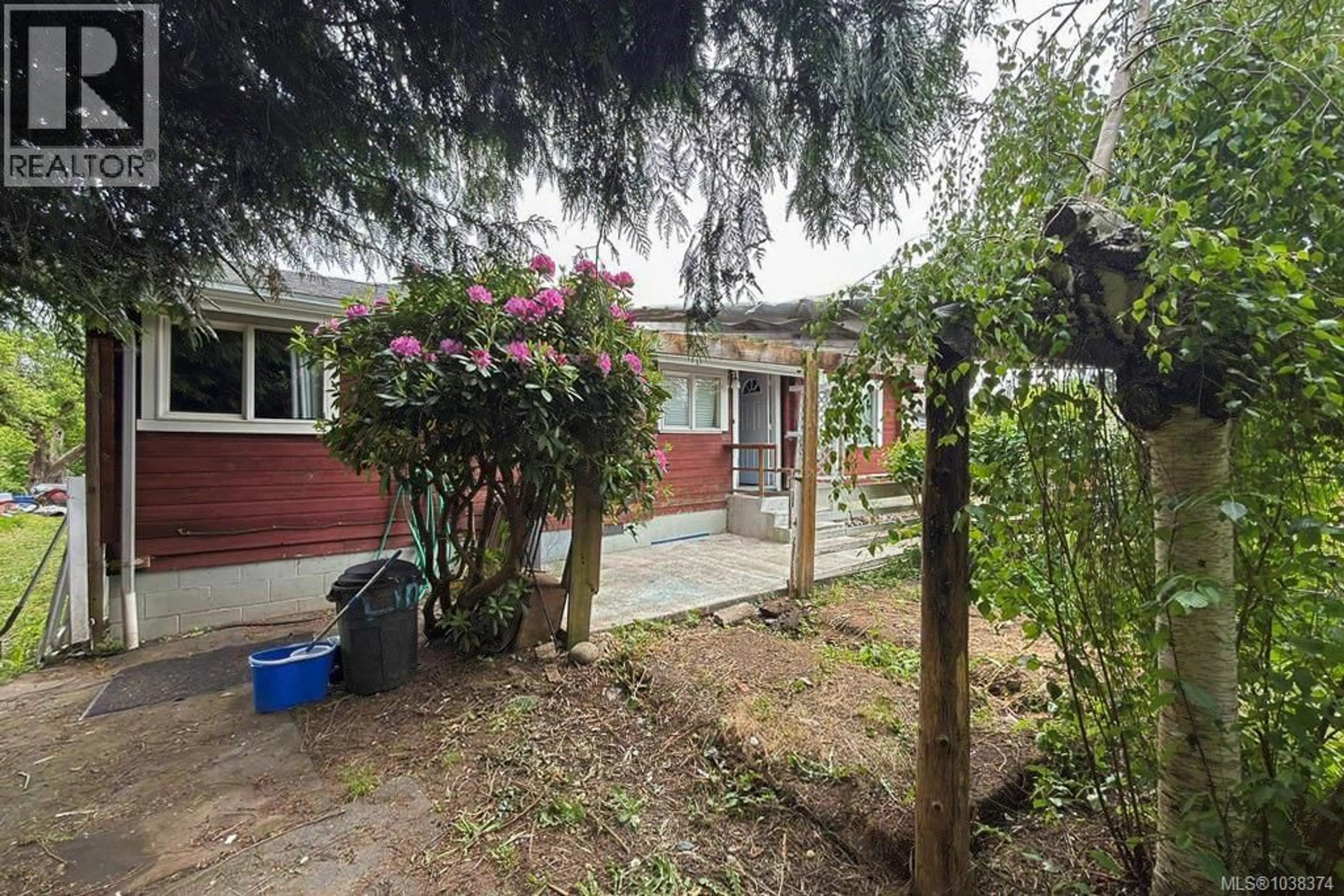 Patio, street for 1621 REDWOOD STREET, Campbell River British Columbia V9W3K7