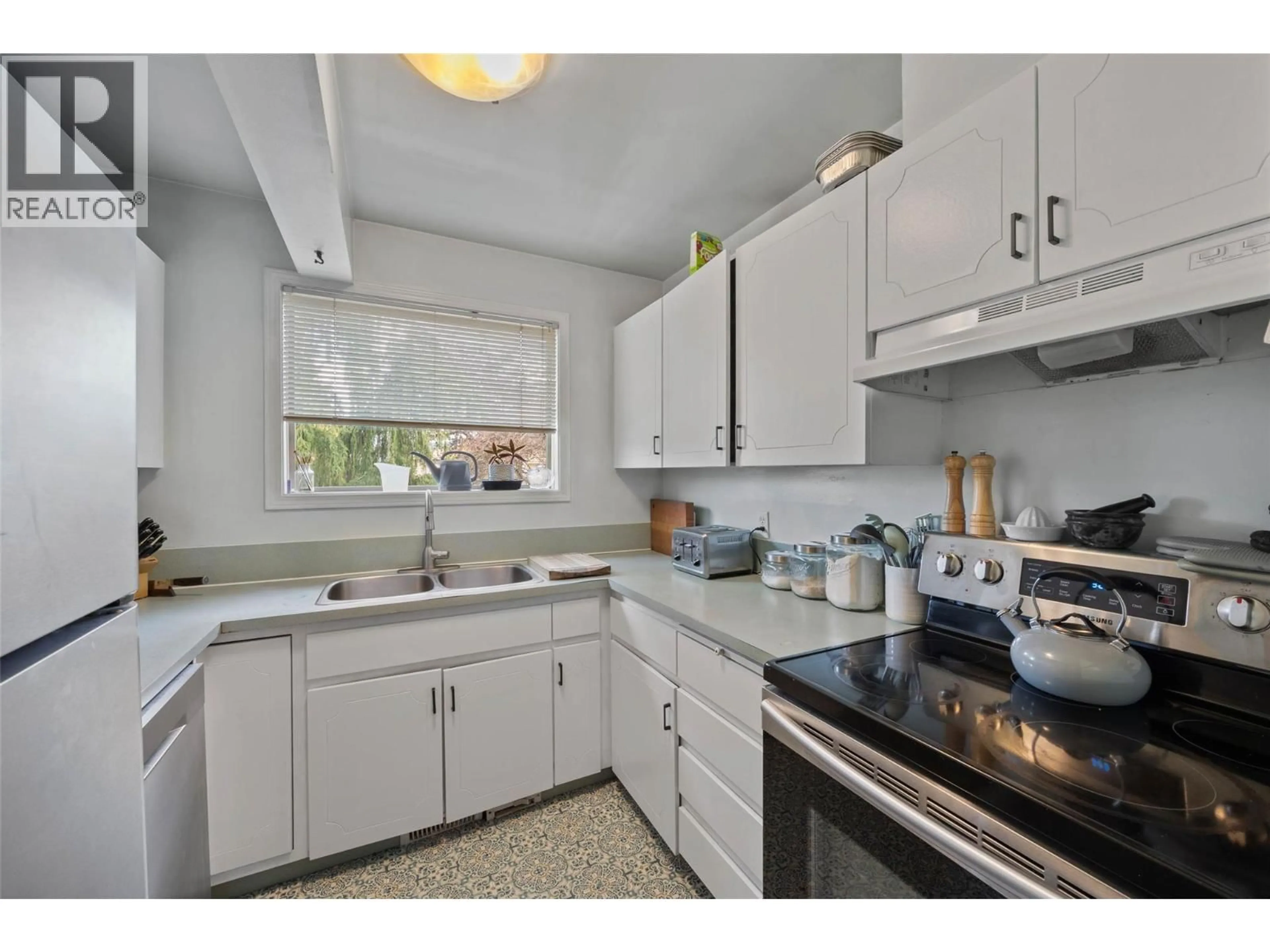 Standard kitchen, unknown for 21 - 250 PEMBERTON TERRACE, Kamloops British Columbia V2C6A9