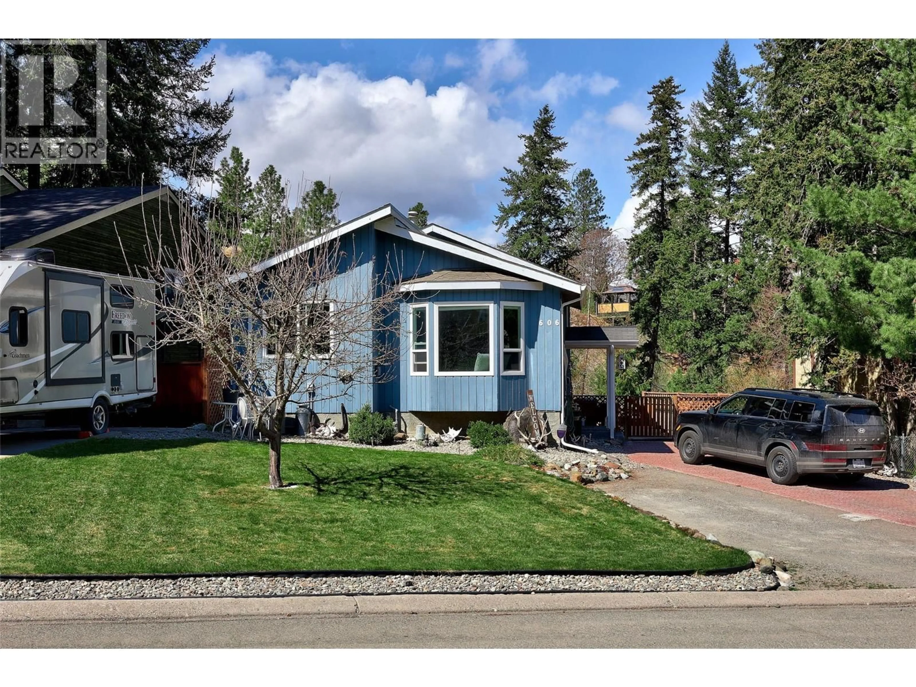Home with vinyl exterior material, street for 606 GLENEAGLES DRIVE, Kamloops British Columbia V2E1Z1