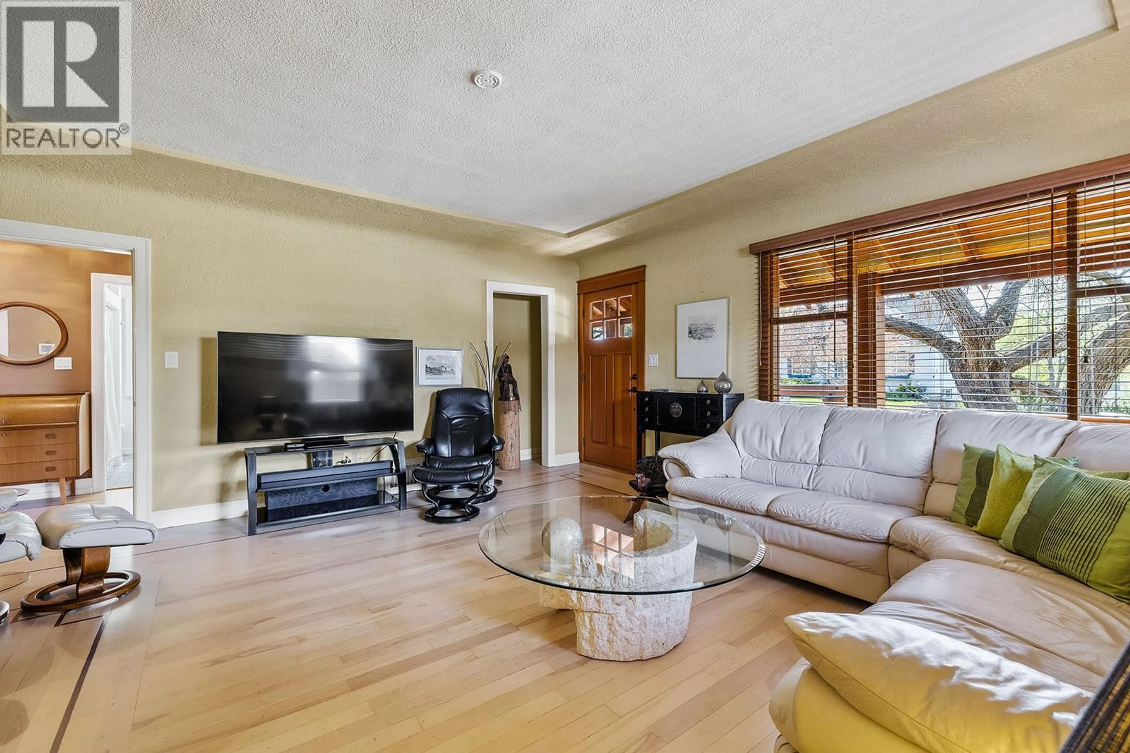 Living room with furniture, unknown for 354 BURNE AVENUE, Kelowna British Columbia V1Y5P1