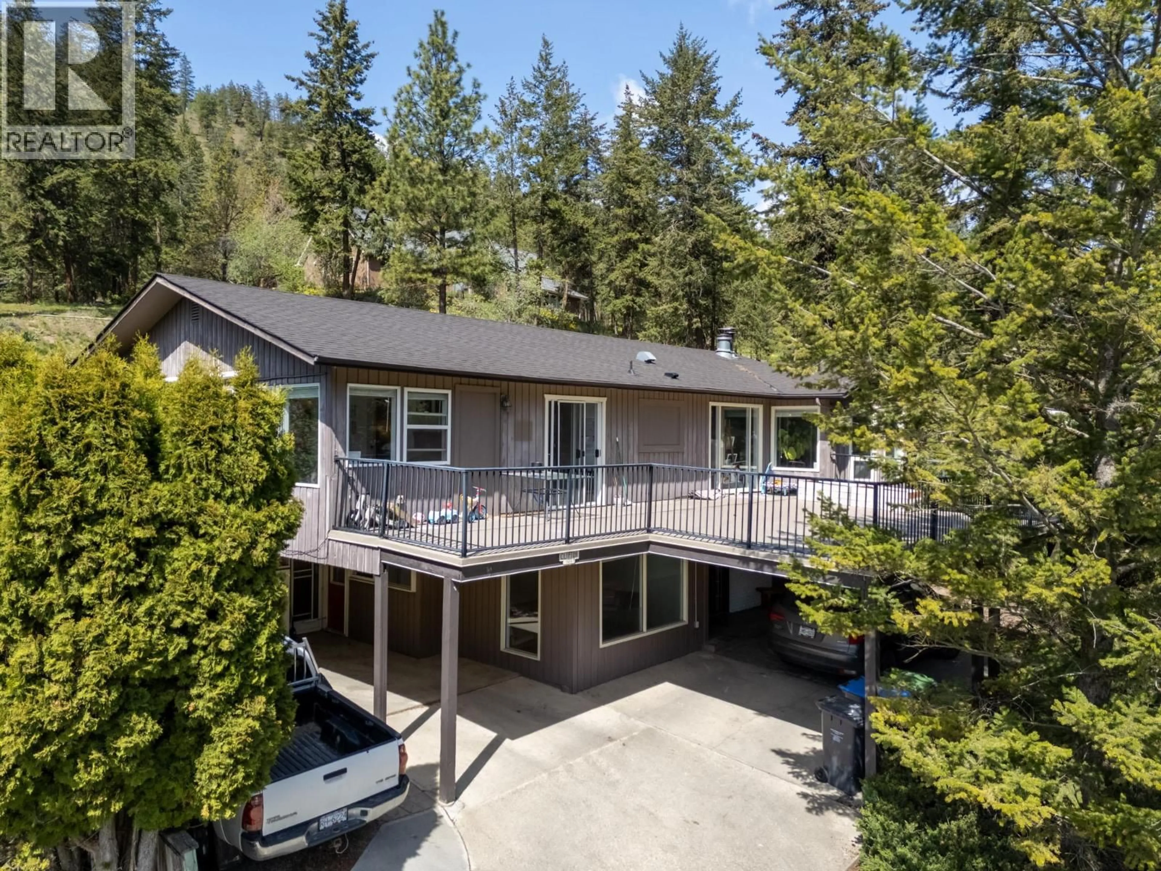 A pic from outside/outdoor area/front of a property/back of a property/a pic from drone, unknown for 400 CLIFTON ROAD, Kelowna British Columbia V1V1A5