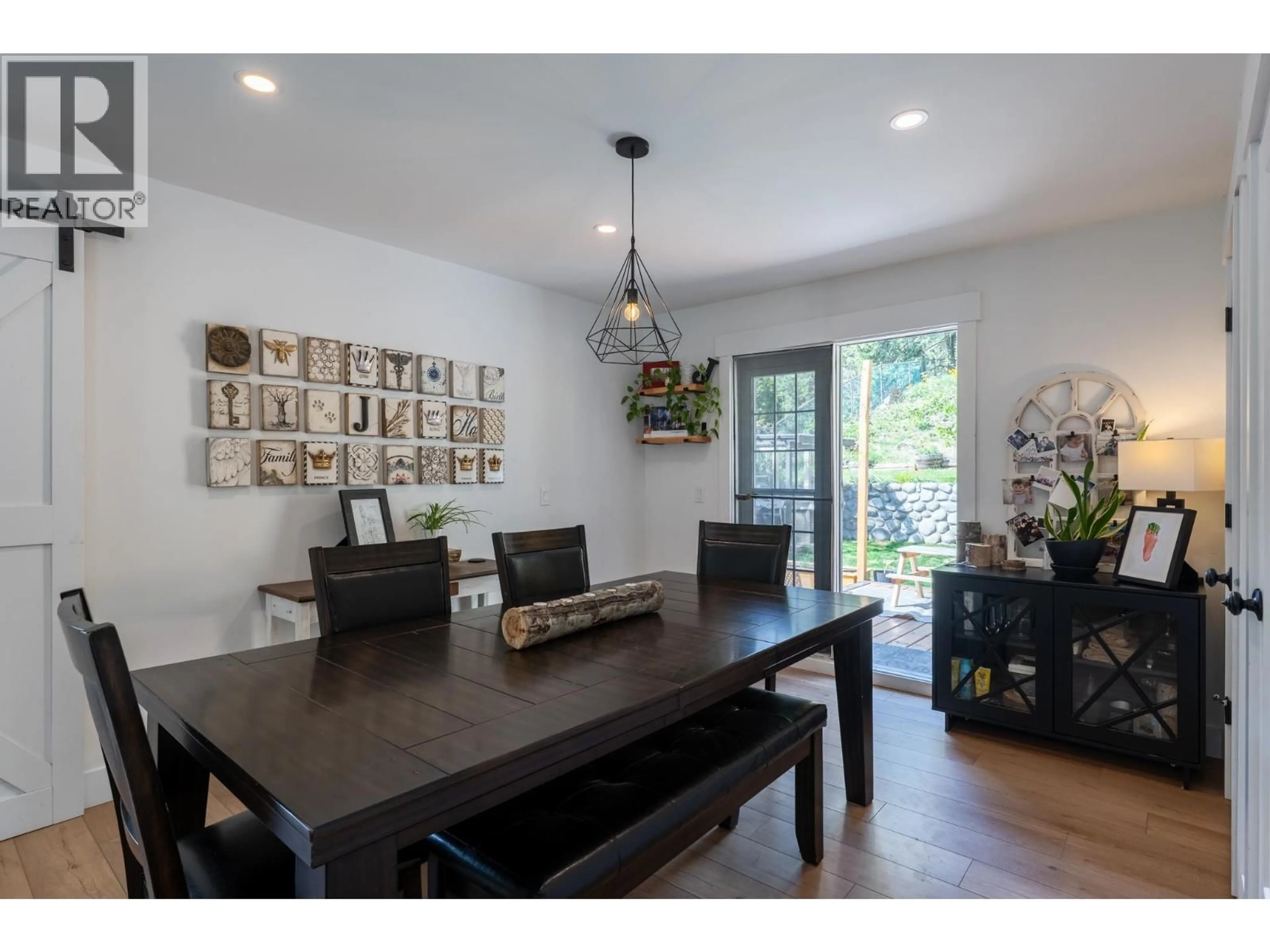 Dining room, wood/laminate floor for 400 CLIFTON ROAD, Kelowna British Columbia V1V1A5
