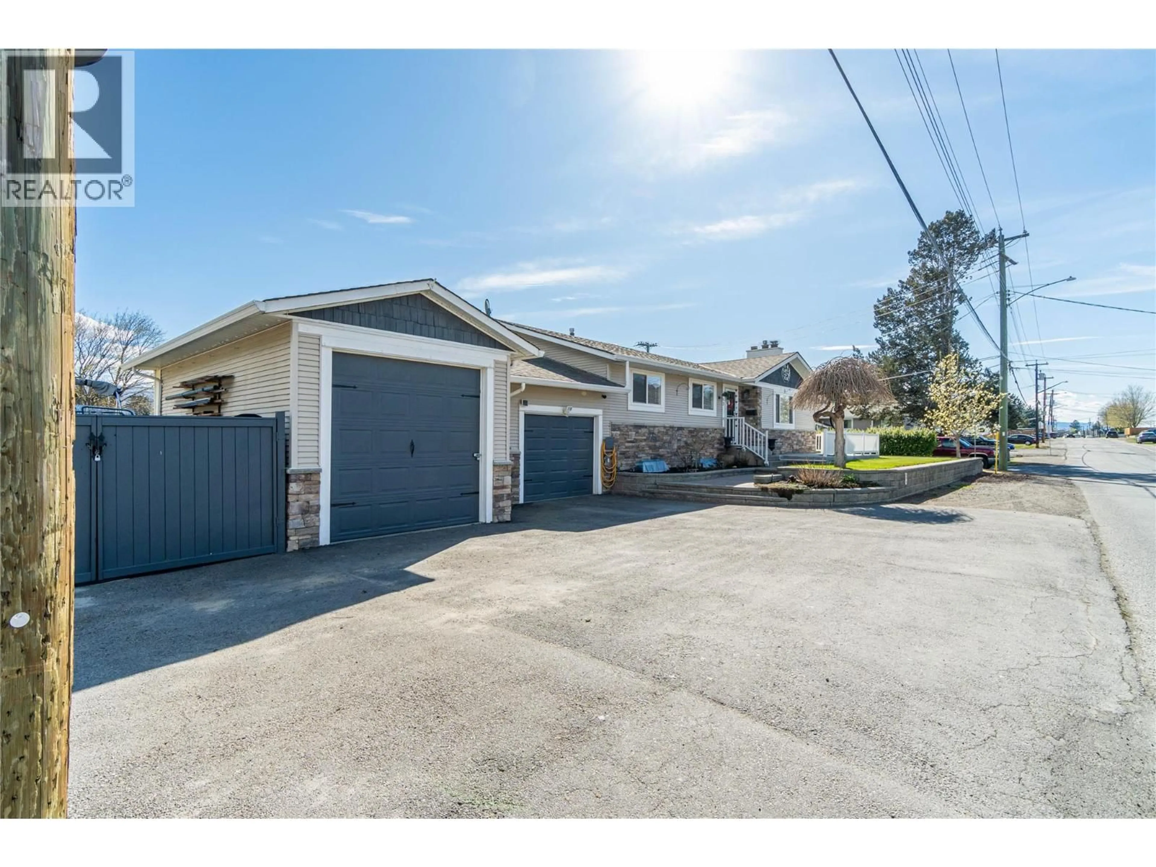 A pic from outside/outdoor area/front of a property/back of a property/a pic from drone, street for 615 YORK AVENUE, Kamloops British Columbia V2B7M5