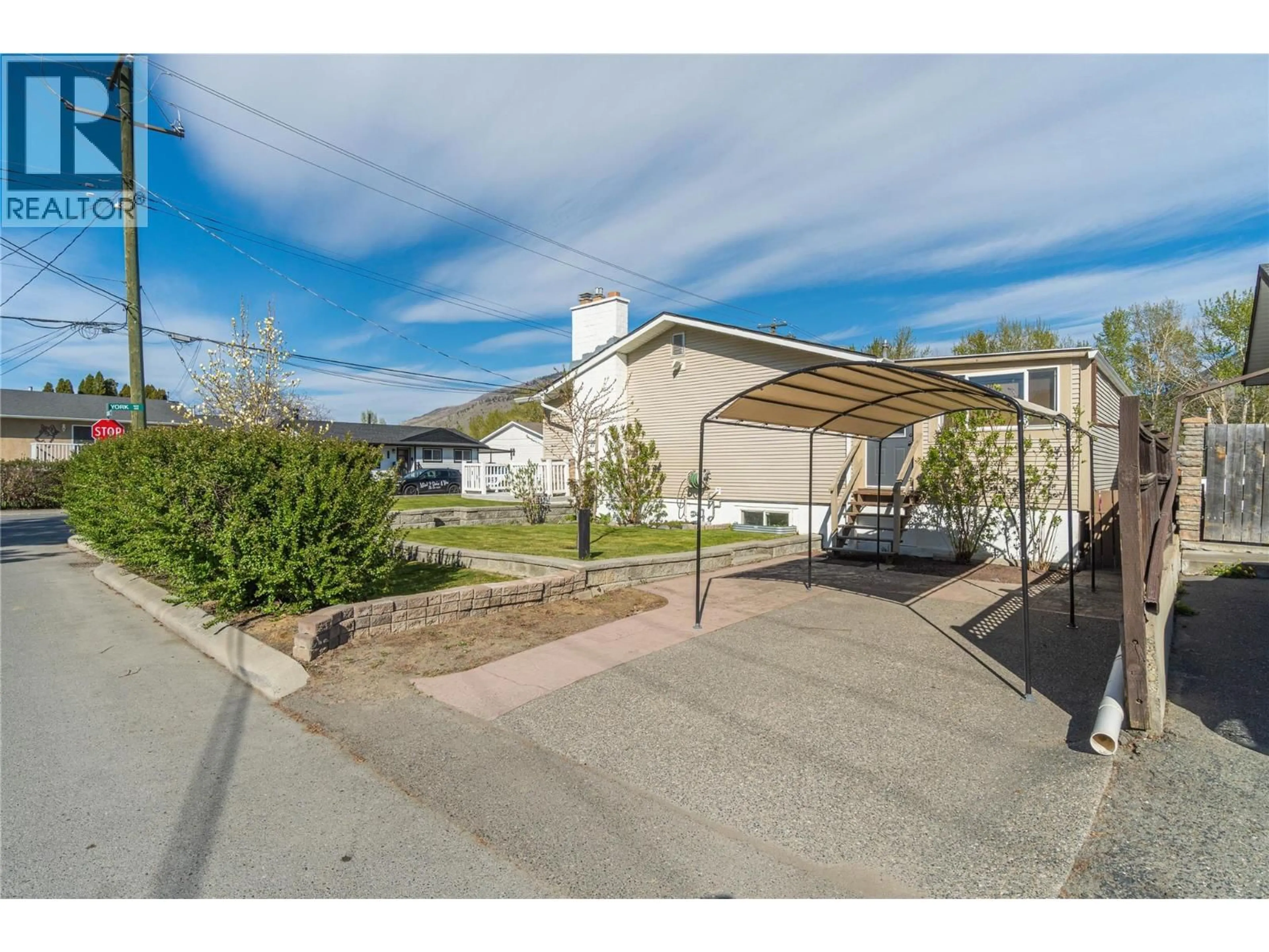 A pic from outside/outdoor area/front of a property/back of a property/a pic from drone, street for 615 YORK AVENUE, Kamloops British Columbia V2B7M5
