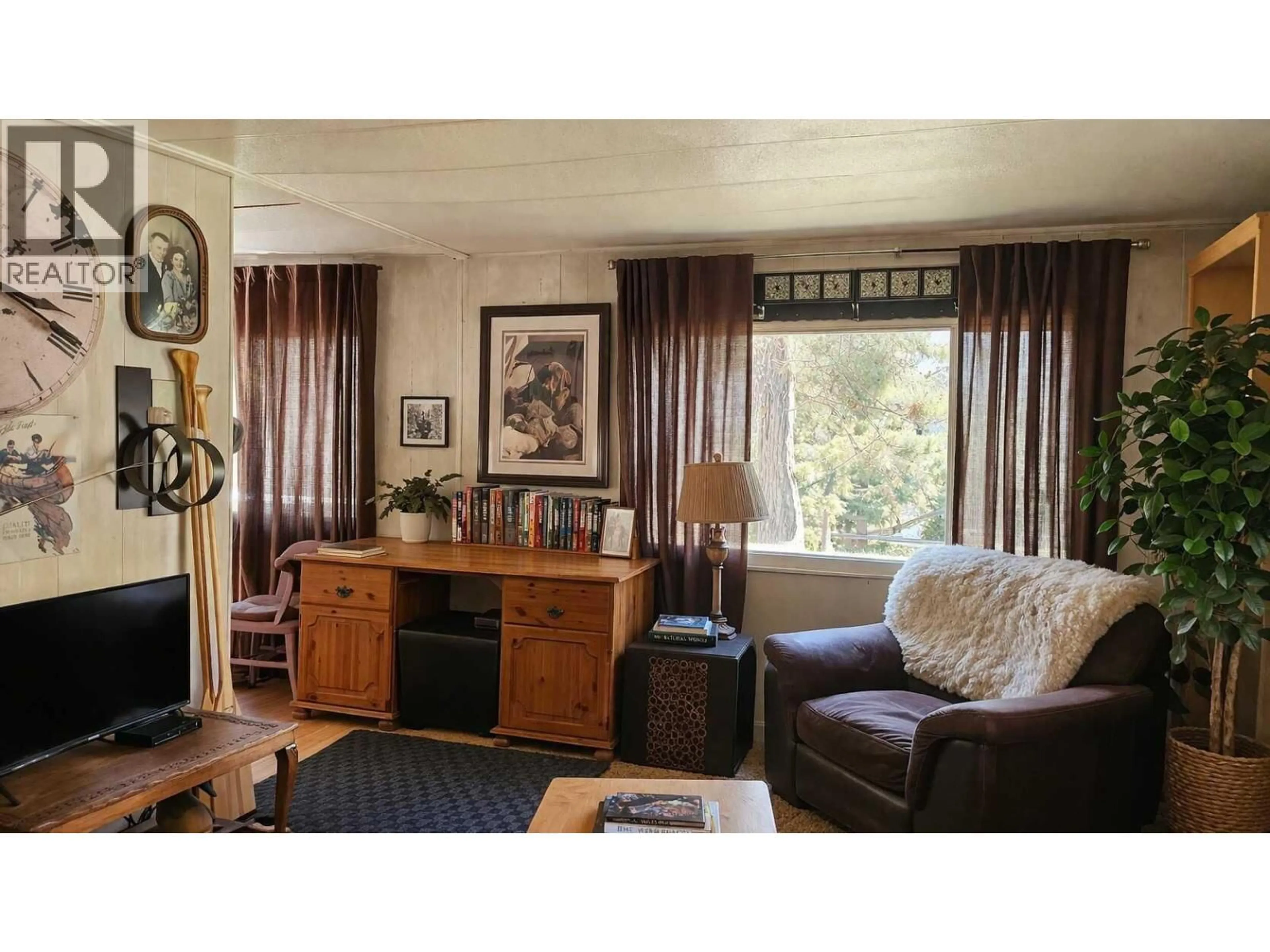 Living room with furniture, wood/laminate floor for 111 HUNT ROAD, Lillooet British Columbia V0K1V0