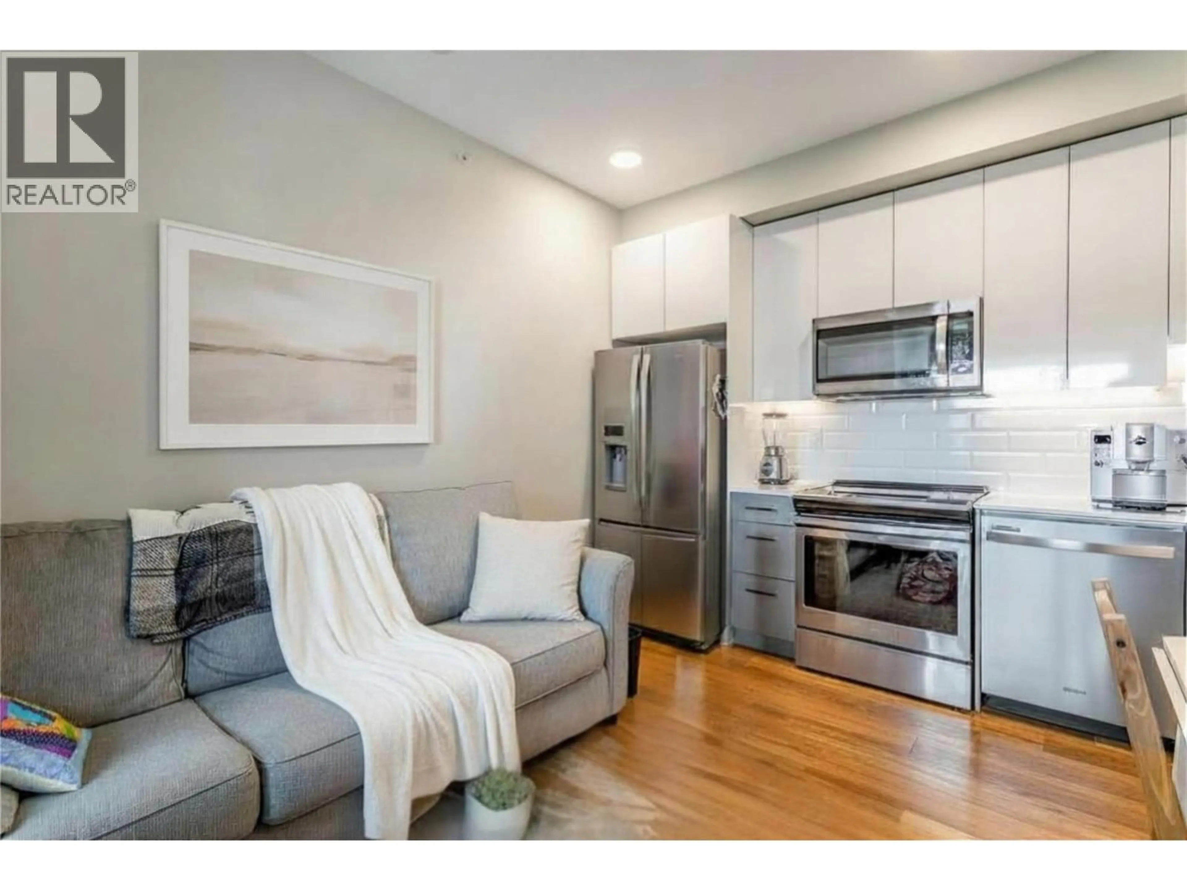 Open concept kitchen, wood/laminate floor for 515 - 722 VALLEY ROAD, Kelowna British Columbia V1V2E6