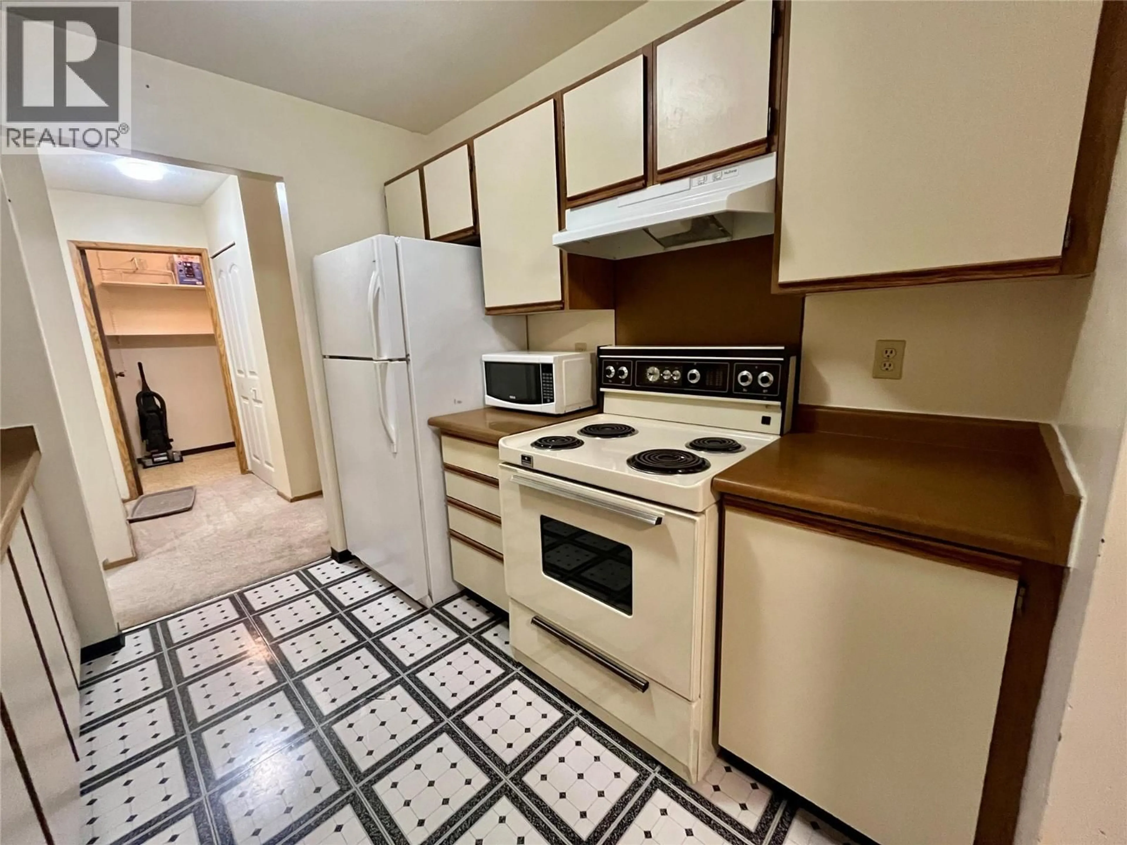 Standard kitchen, unknown for 106 - 320 NORTHGATE ROAD, Tumbler Ridge British Columbia V0C2W0