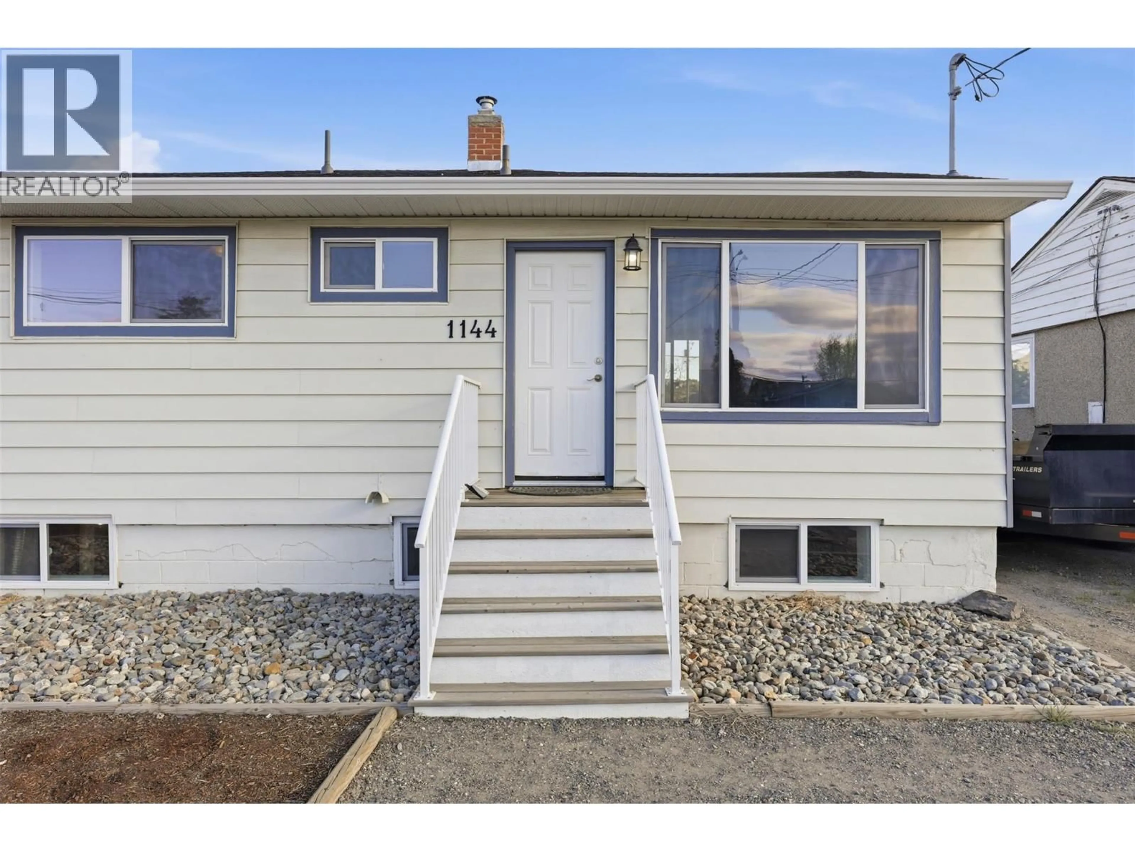 Home with vinyl exterior material, street for 1144 SHERBROOKE AVENUE, Kamloops British Columbia V2B1W7