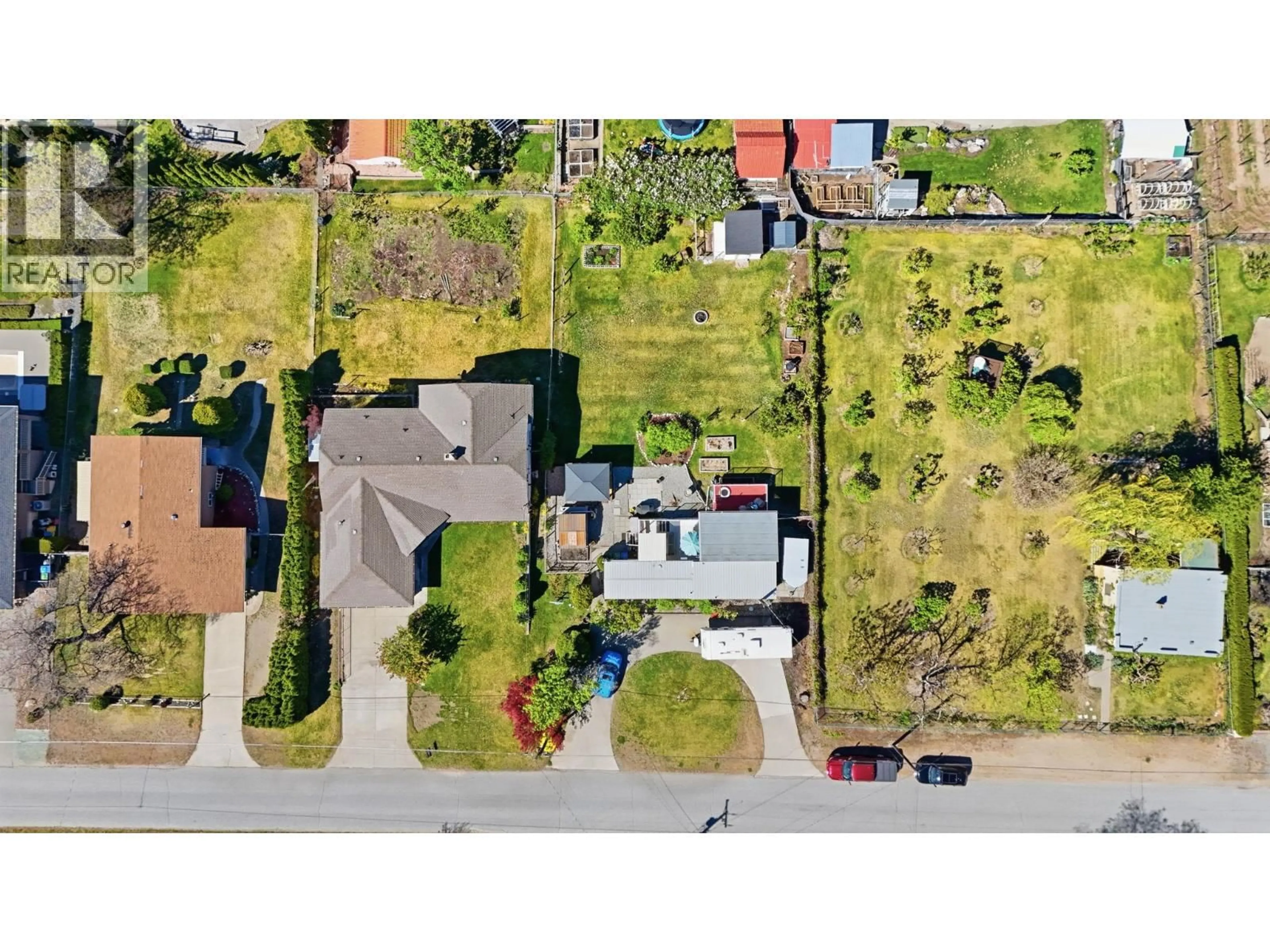 A pic from outside/outdoor area/front of a property/back of a property/a pic from drone, street for 3832 33RD STREET, Osoyoos British Columbia V0H1V6