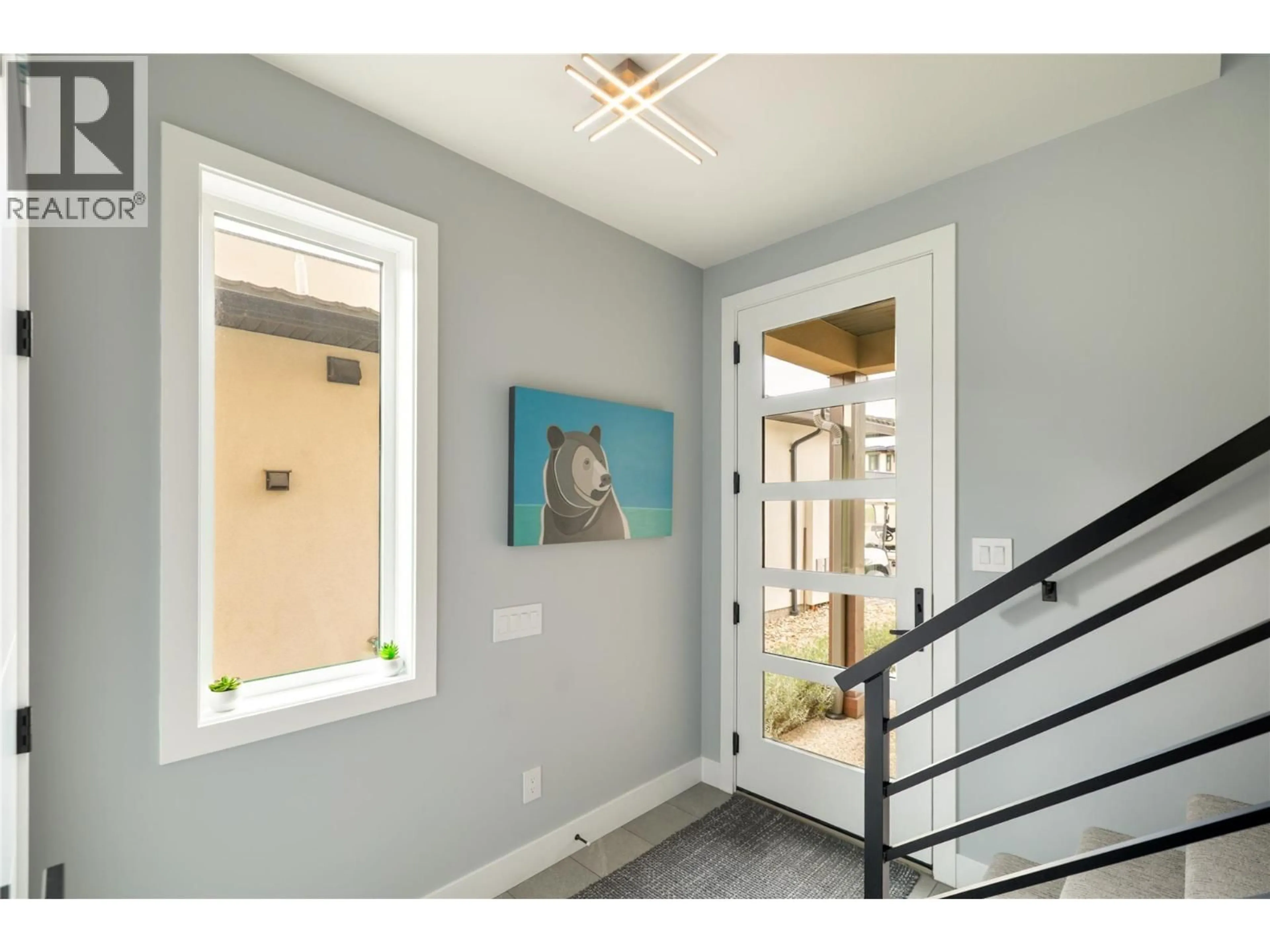 Indoor entryway for 1876 VIEWPOINT CRESCENT, Kelowna British Columbia V1Z4E1