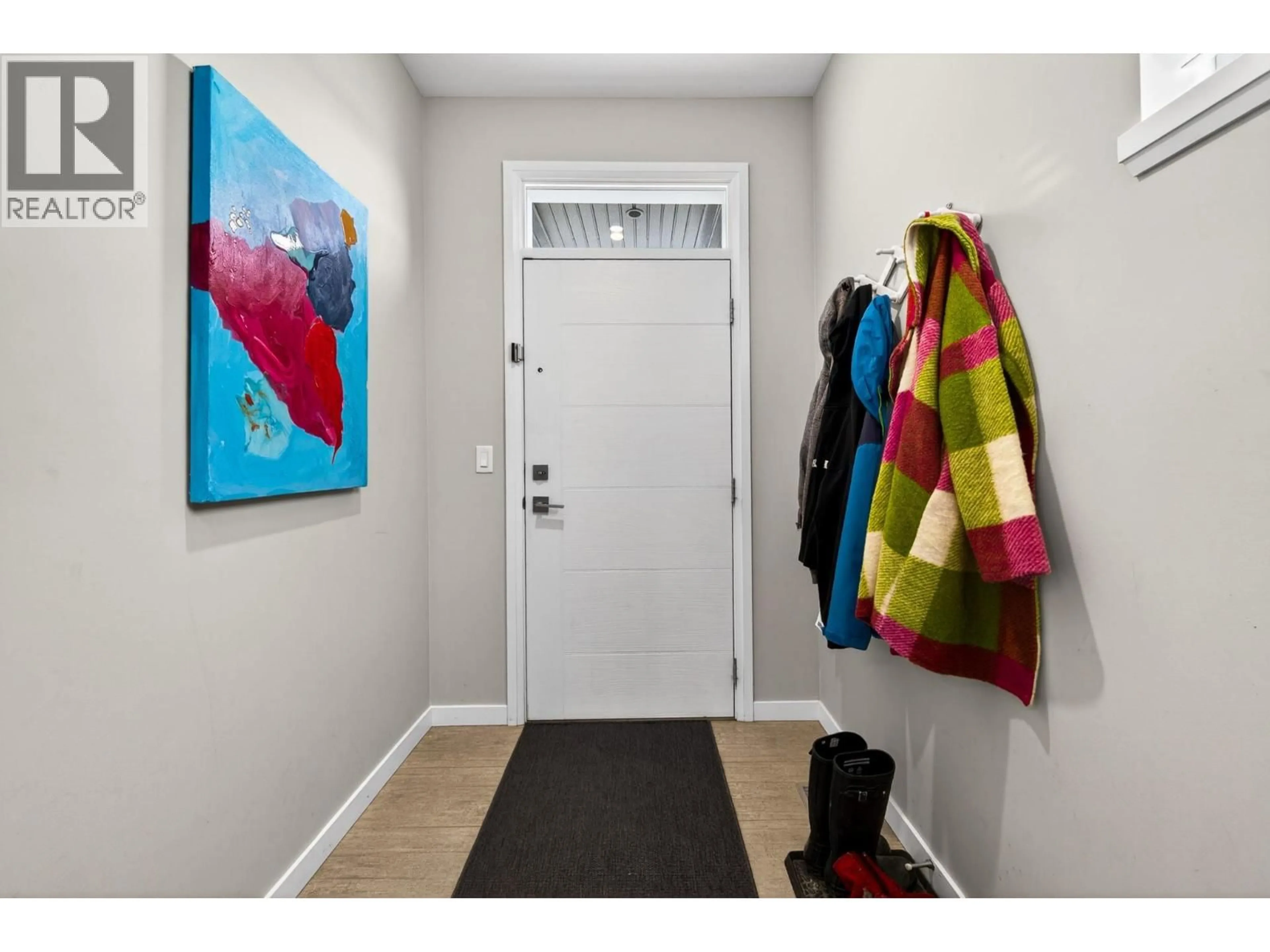 Indoor entryway for 135 - 1993 QU'APPELLE BOULEVARD, Kamloops British Columbia V2E0C2