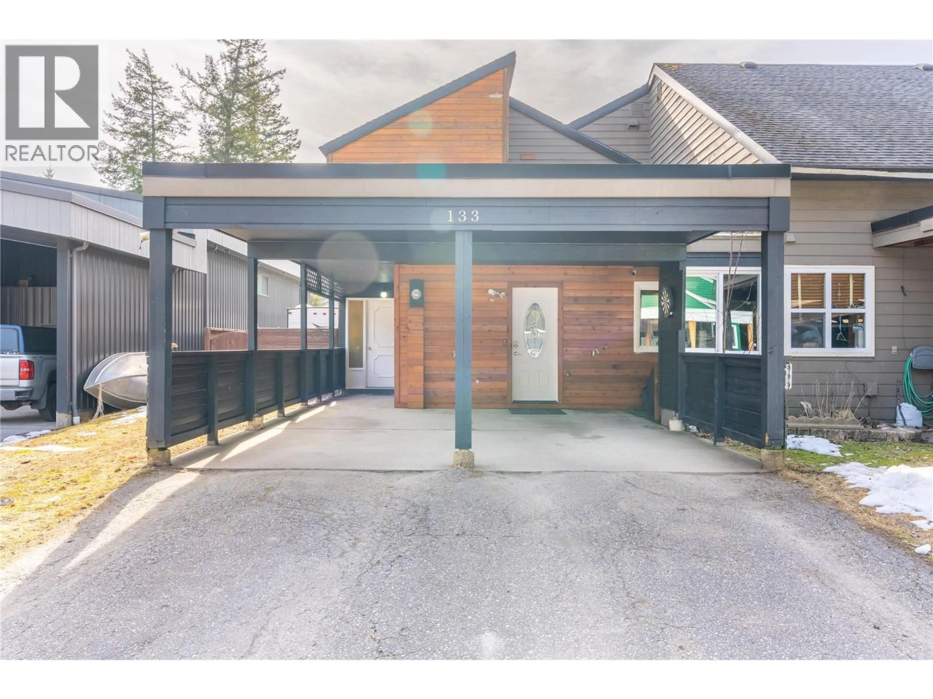 Indoor foyer for 133 GREELY CRESCENT, Revelstoke British Columbia V0E2S0