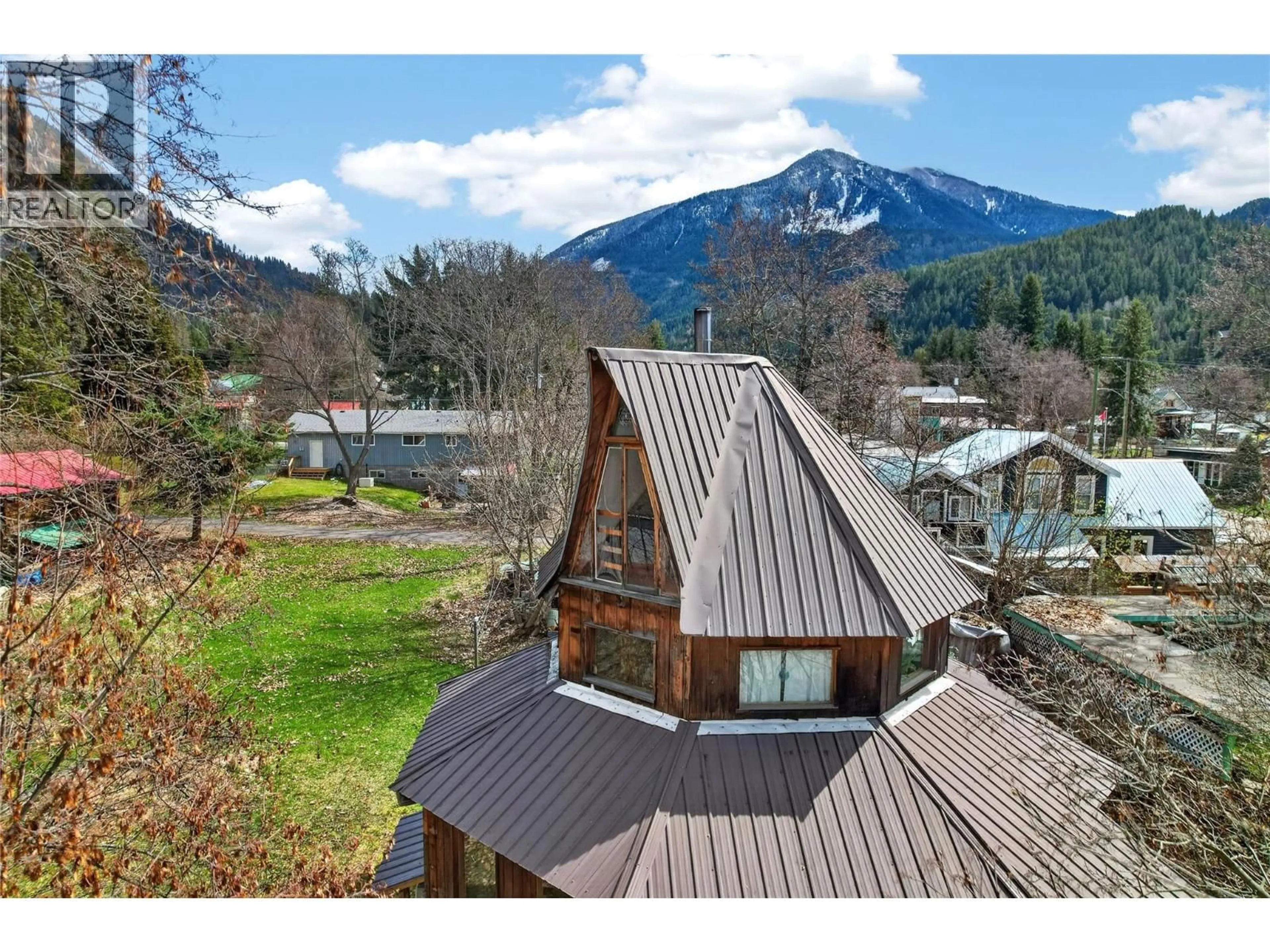 A pic from outside/outdoor area/front of a property/back of a property/a pic from drone, mountain view for 806 BELLEVUE STREET, New Denver British Columbia V0G1S1