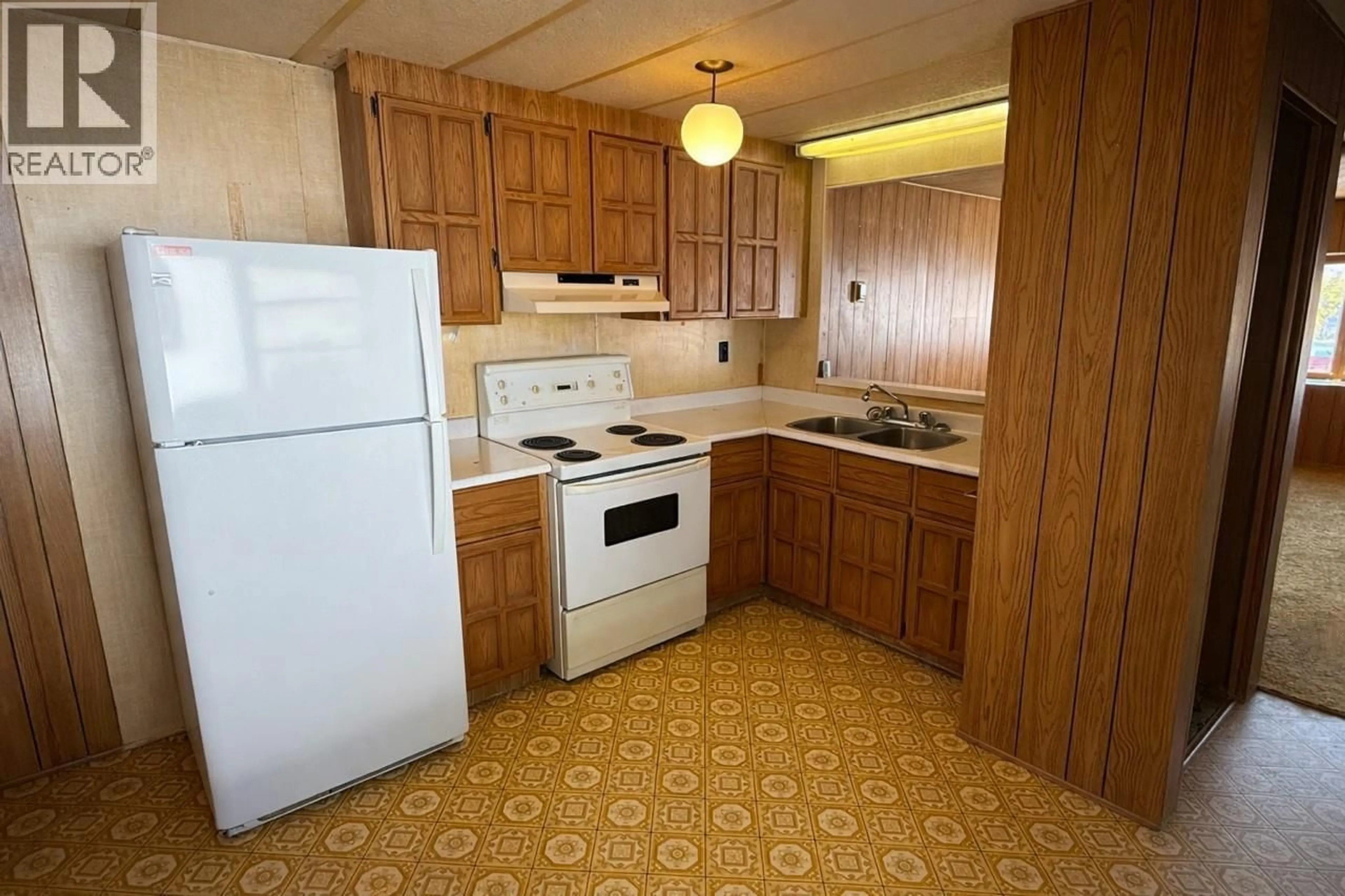 Standard kitchen, unknown for 12 - 851 READ ROAD, Golden British Columbia V0A1H2