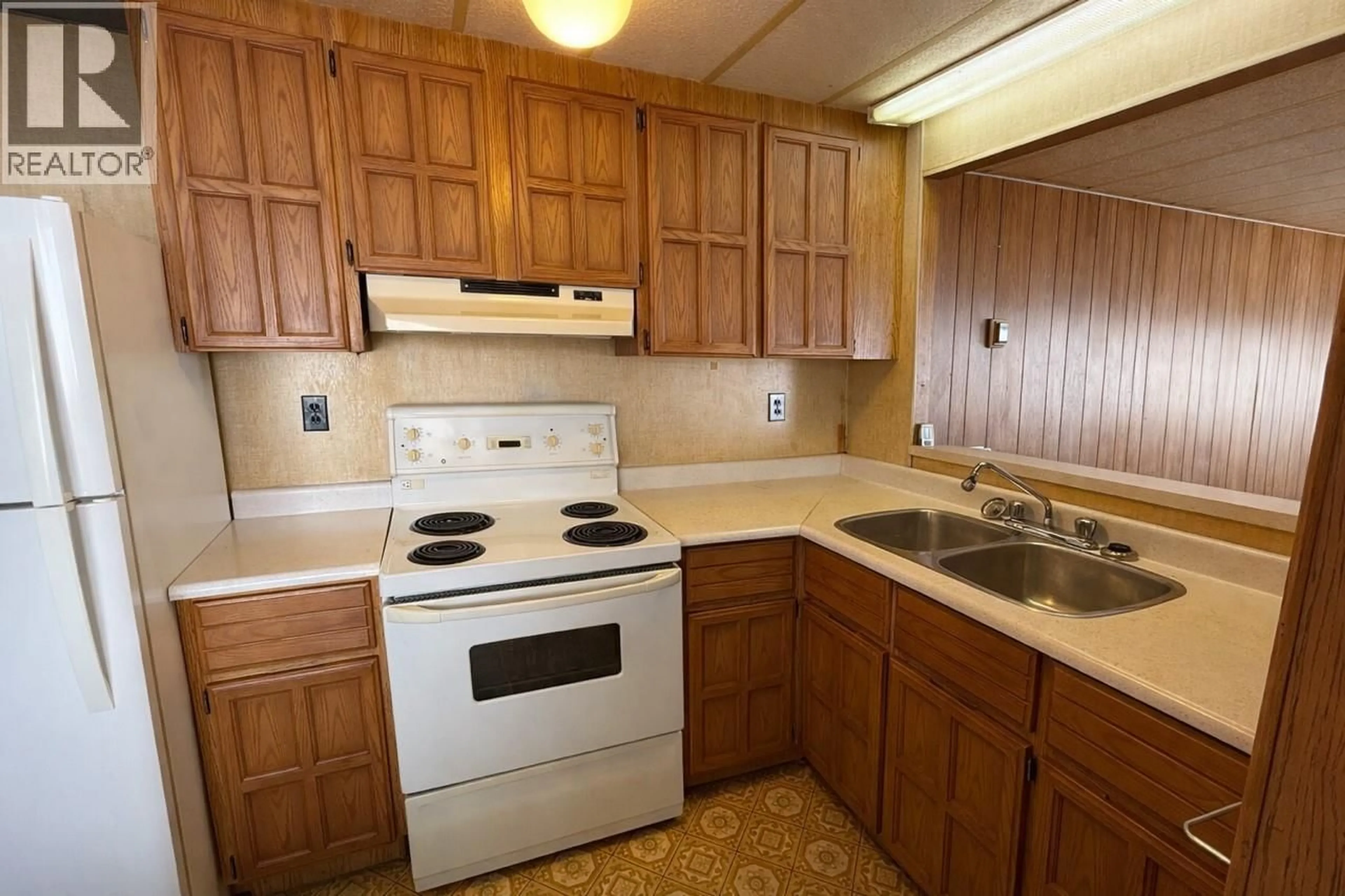 Standard kitchen, unknown for 12 - 851 READ ROAD, Golden British Columbia V0A1H2
