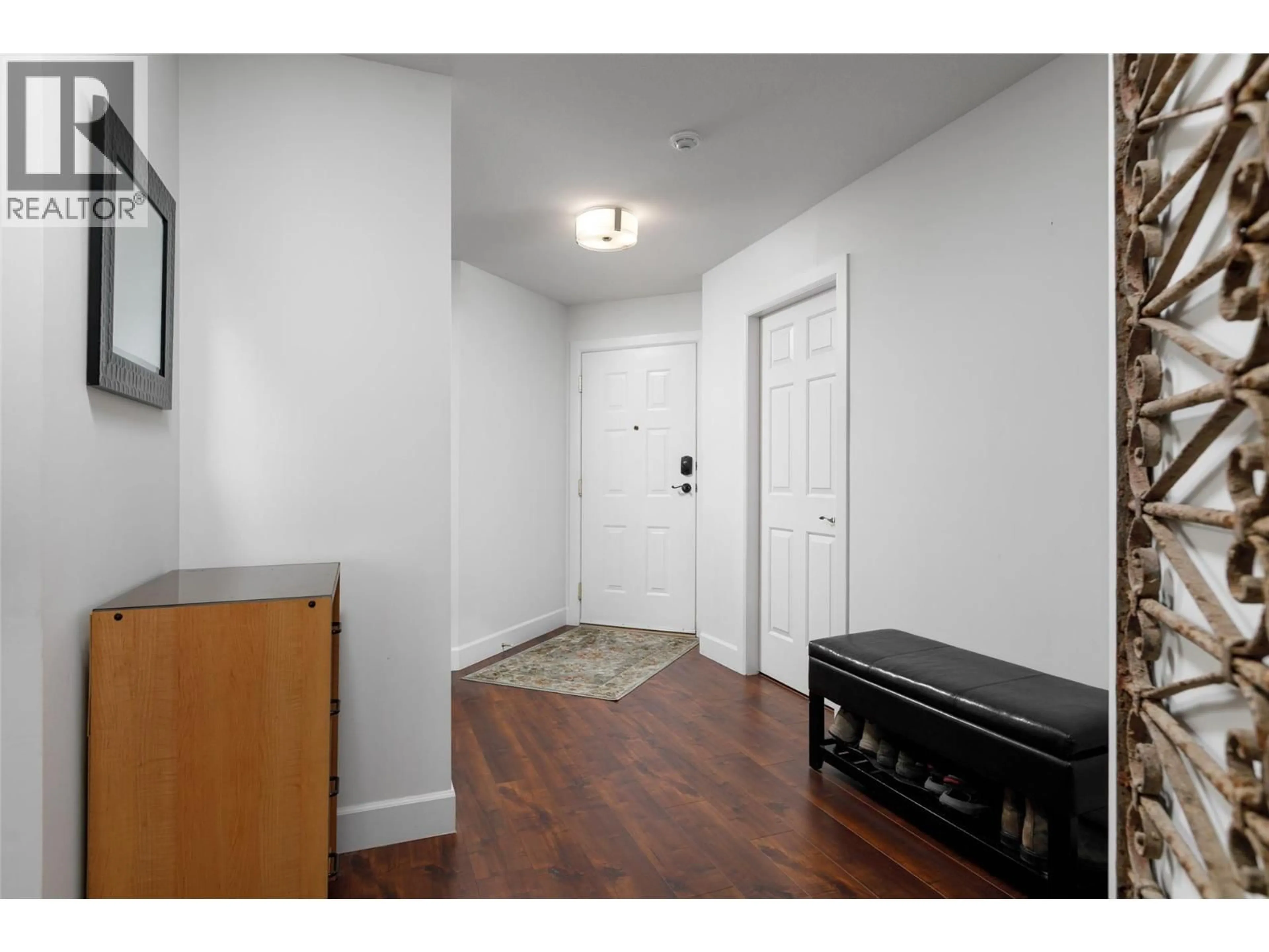 Indoor entryway for 202 - 1055 LAWRENCE AVENUE, Kelowna British Columbia V1Y6M3