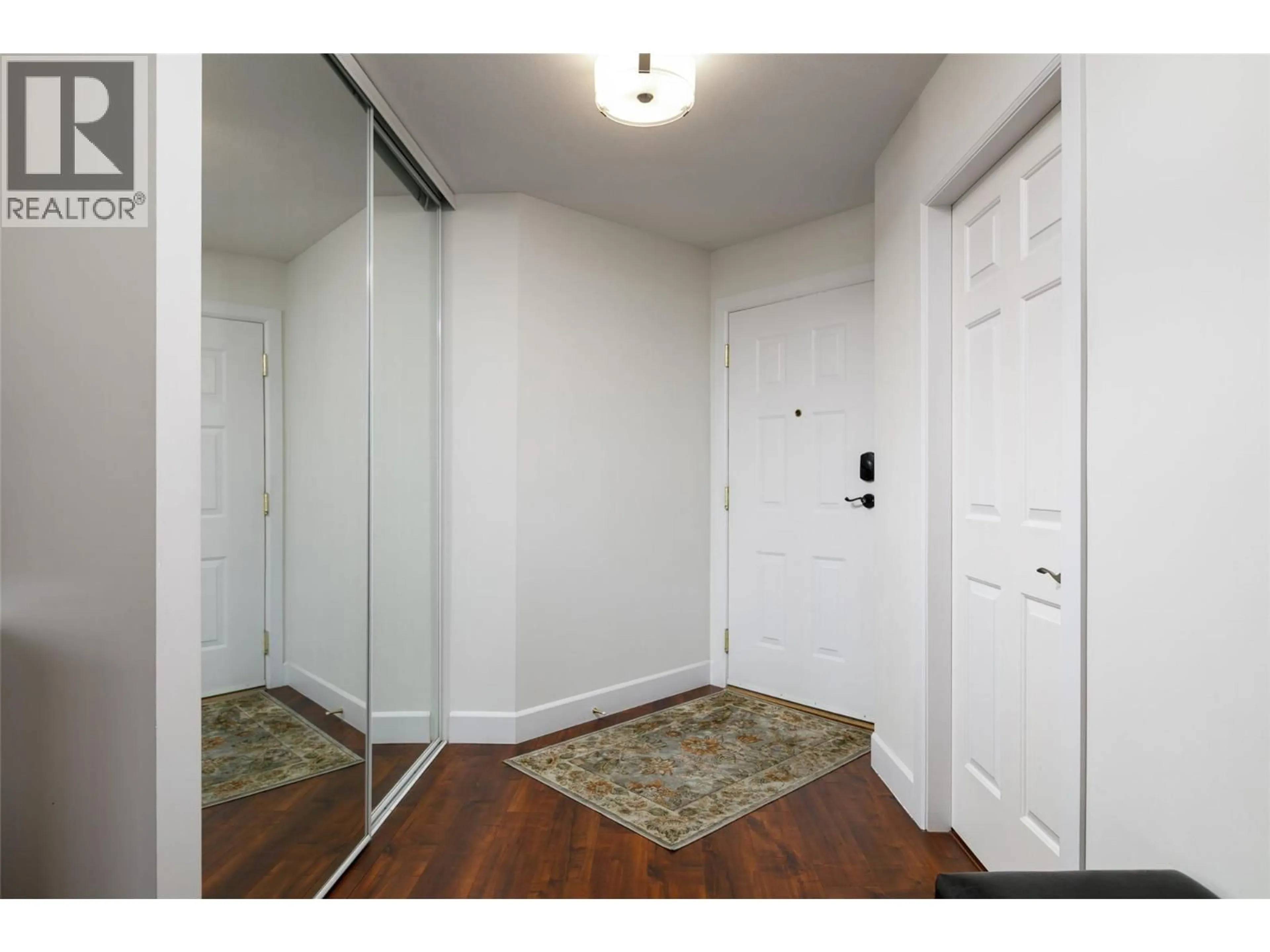 Indoor entryway for 202 - 1055 LAWRENCE AVENUE, Kelowna British Columbia V1Y6M3