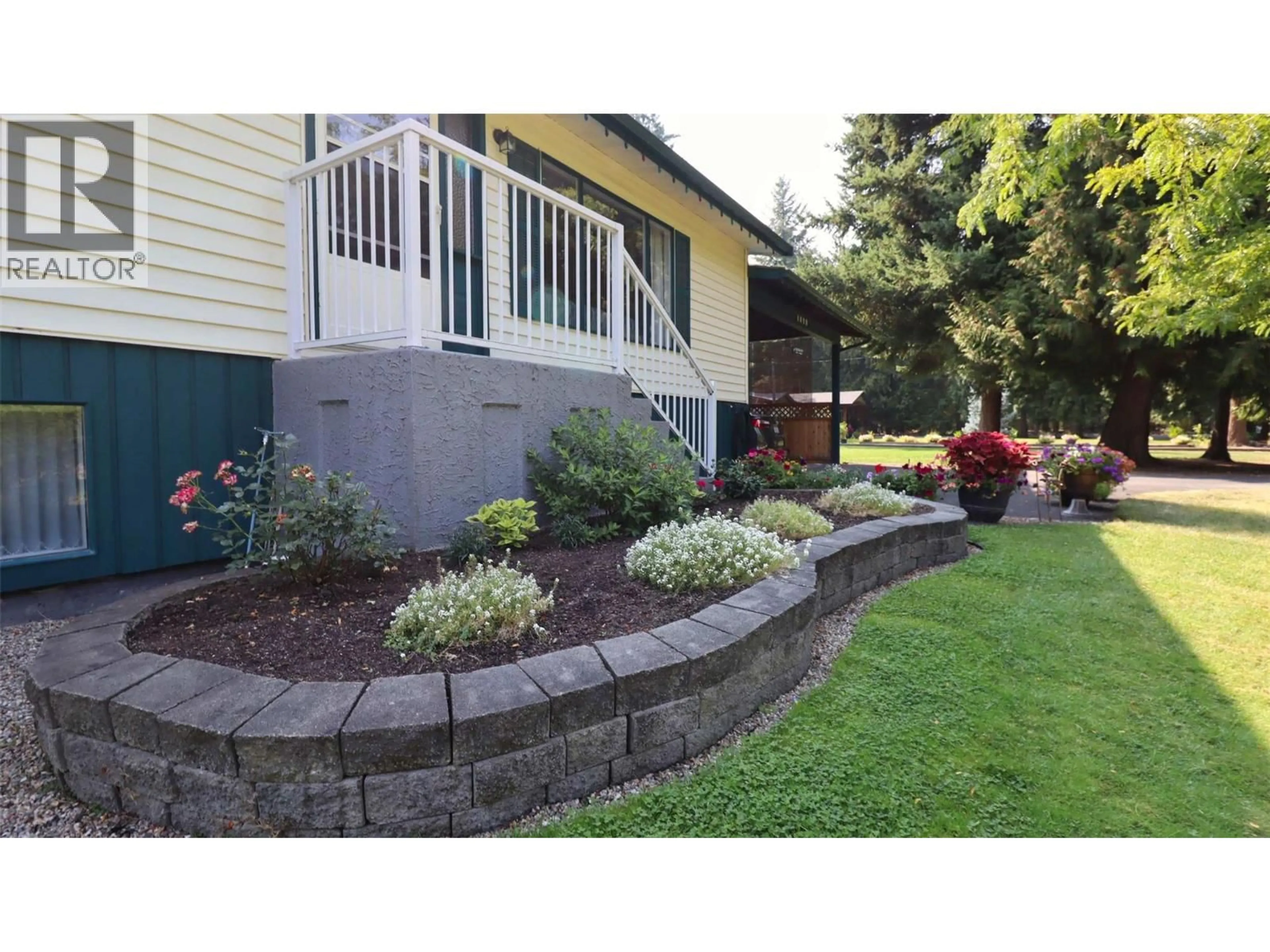 Patio, street for 4090 BUTTERS ROAD, Scotch Creek British Columbia V0E1M5