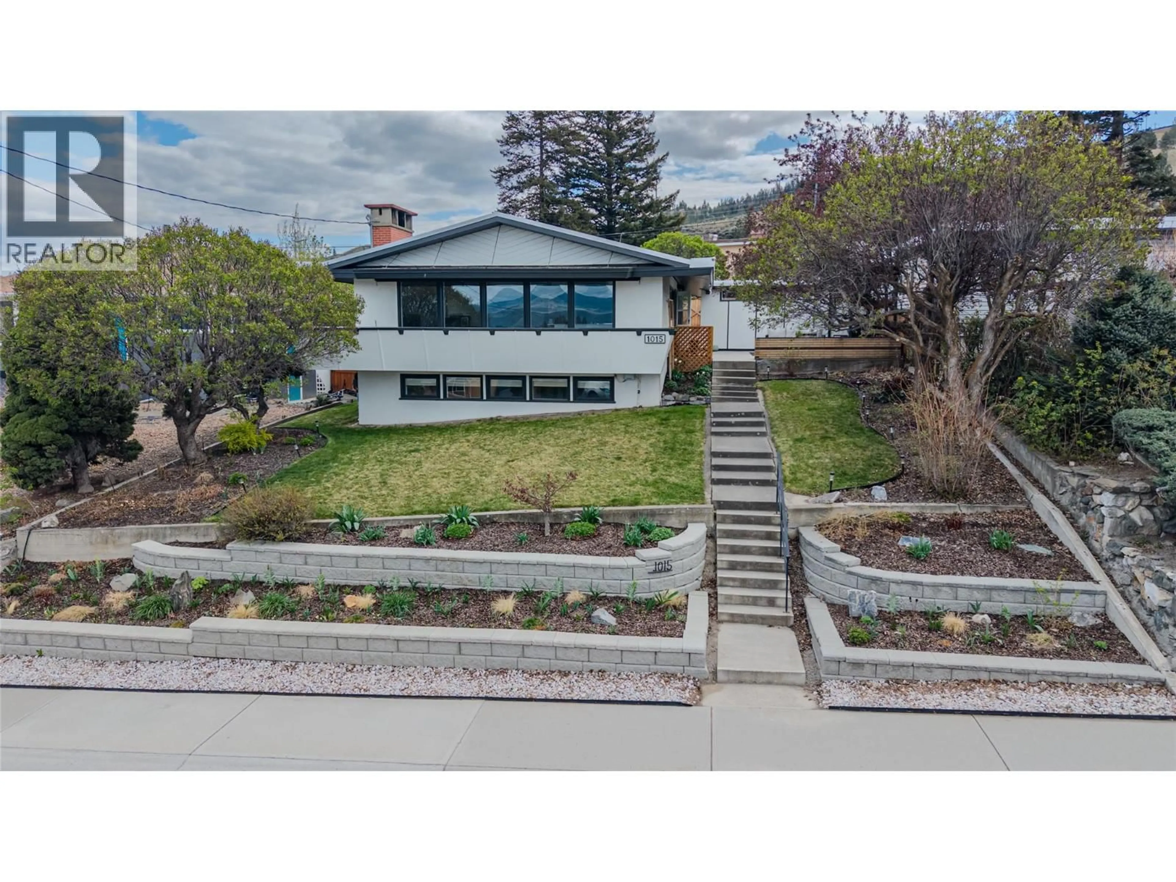 A pic from outside/outdoor area/front of a property/back of a property/a pic from drone, street for 1015 FRASER STREET, Kamloops British Columbia V2C3H8