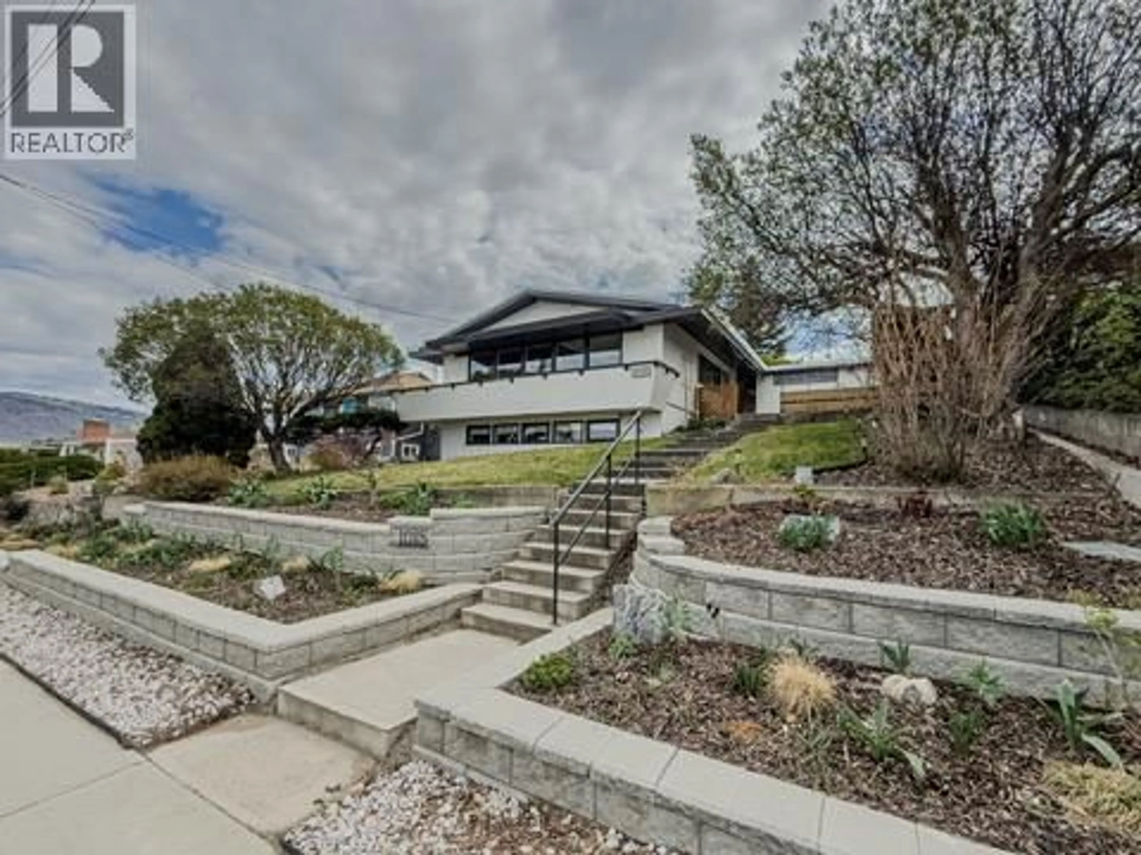 A pic from outside/outdoor area/front of a property/back of a property/a pic from drone, unknown for 1015 FRASER STREET, Kamloops British Columbia V2C3H8