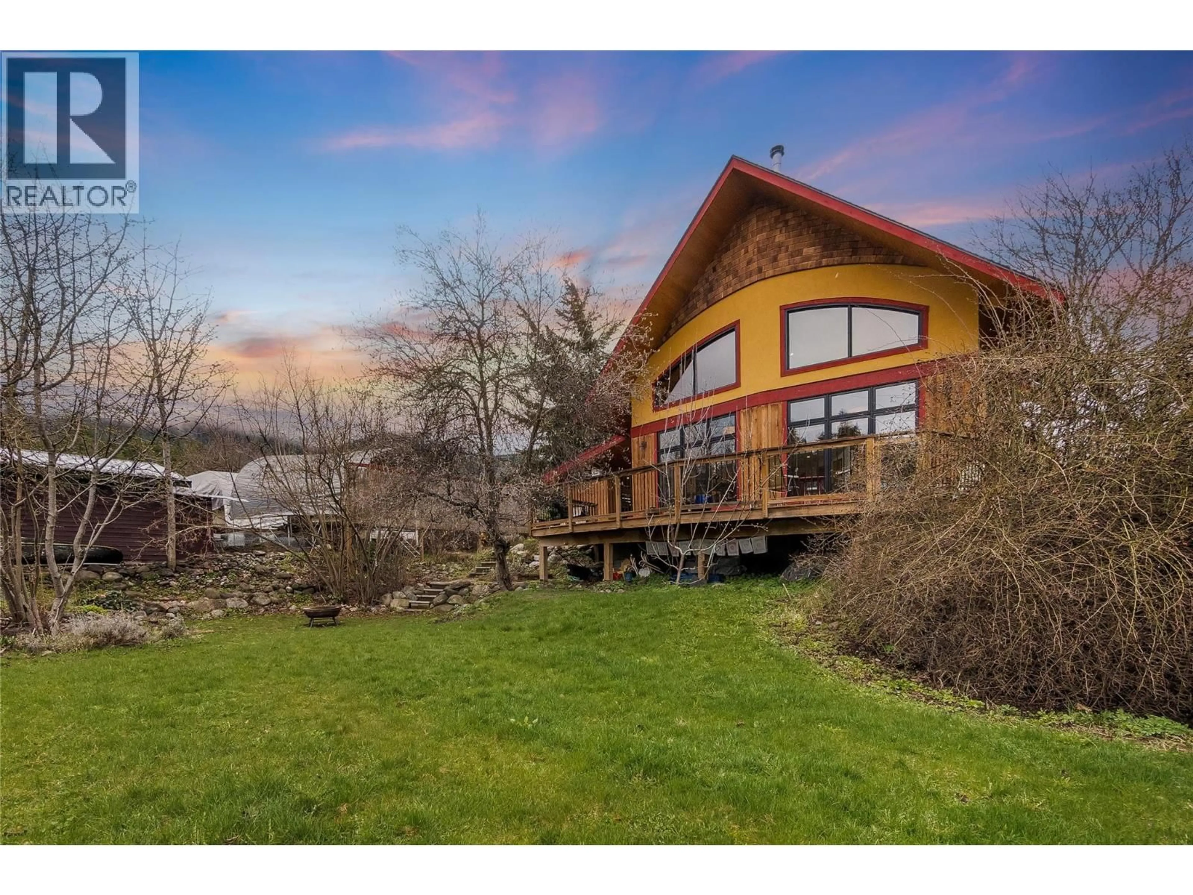 A pic from outside/outdoor area/front of a property/back of a property/a pic from drone, water/lake/river/ocean view for 338 C AVENUE, Kaslo British Columbia V0G1M0