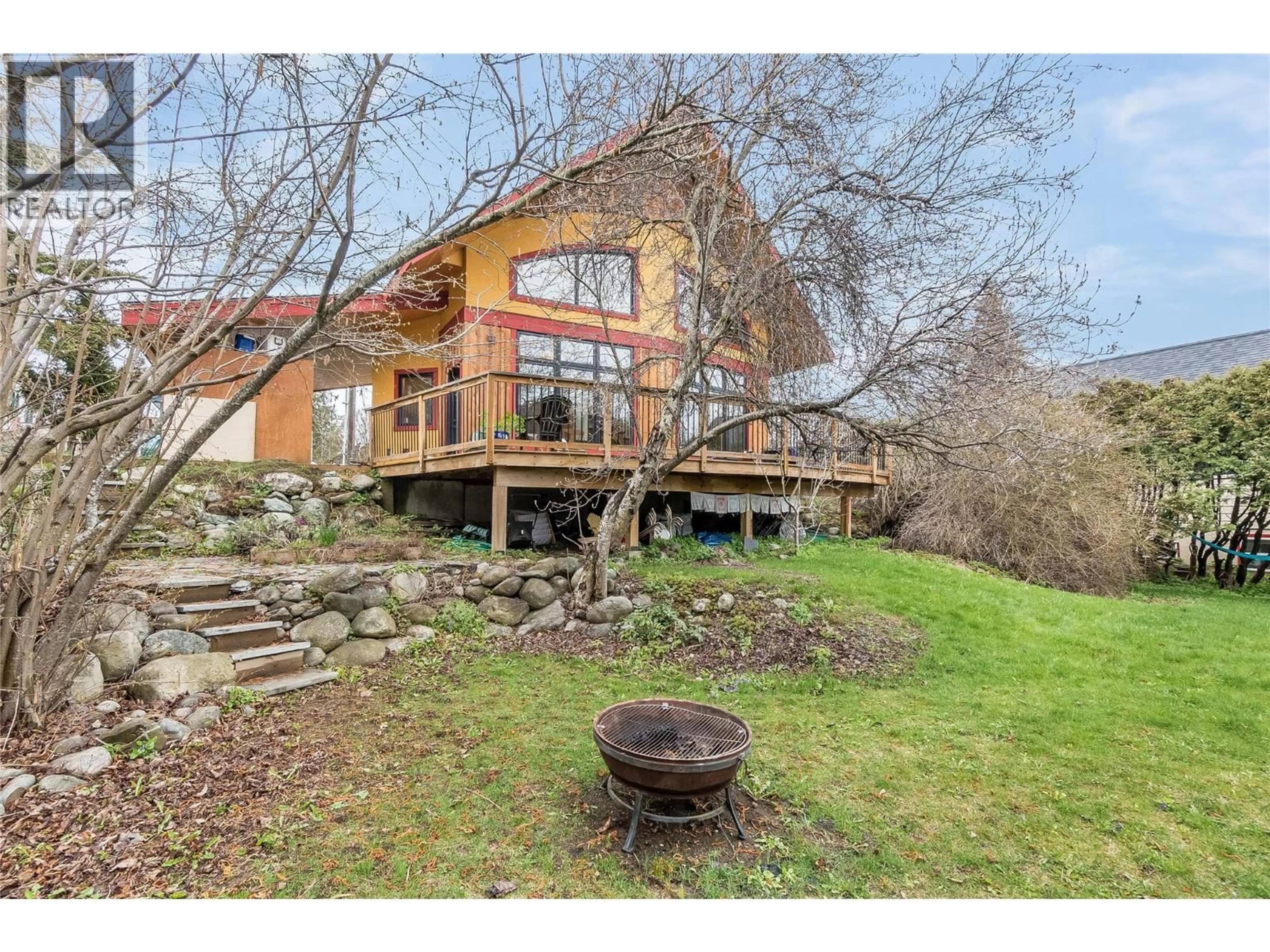 A pic from outside/outdoor area/front of a property/back of a property/a pic from drone, water/lake/river/ocean view for 338 C AVENUE, Kaslo British Columbia V0G1M0