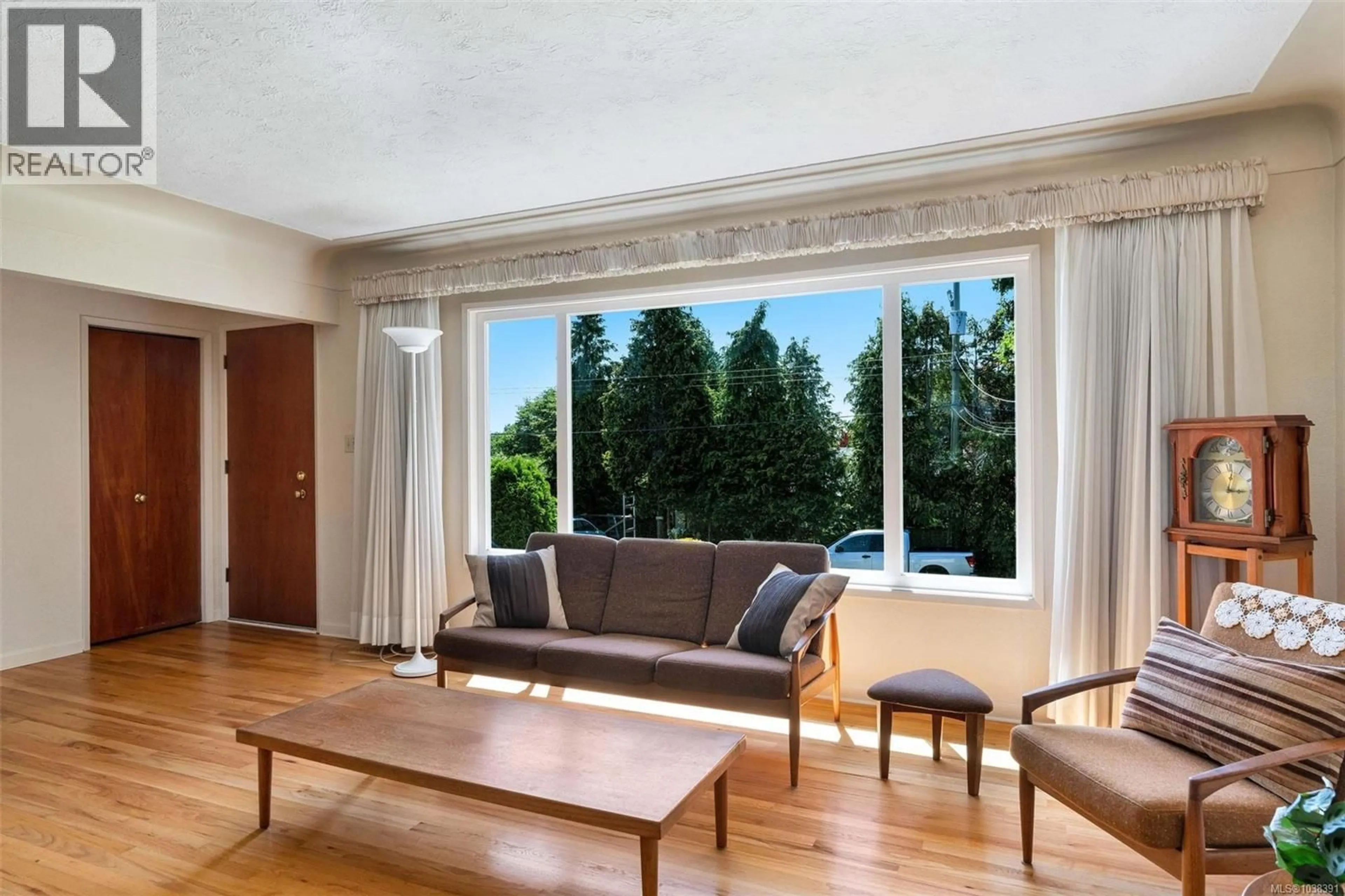 Living room with furniture, unknown for 3973 LIVINGSTONE AVENUE SOUTH, Saanich British Columbia V8N3A5
