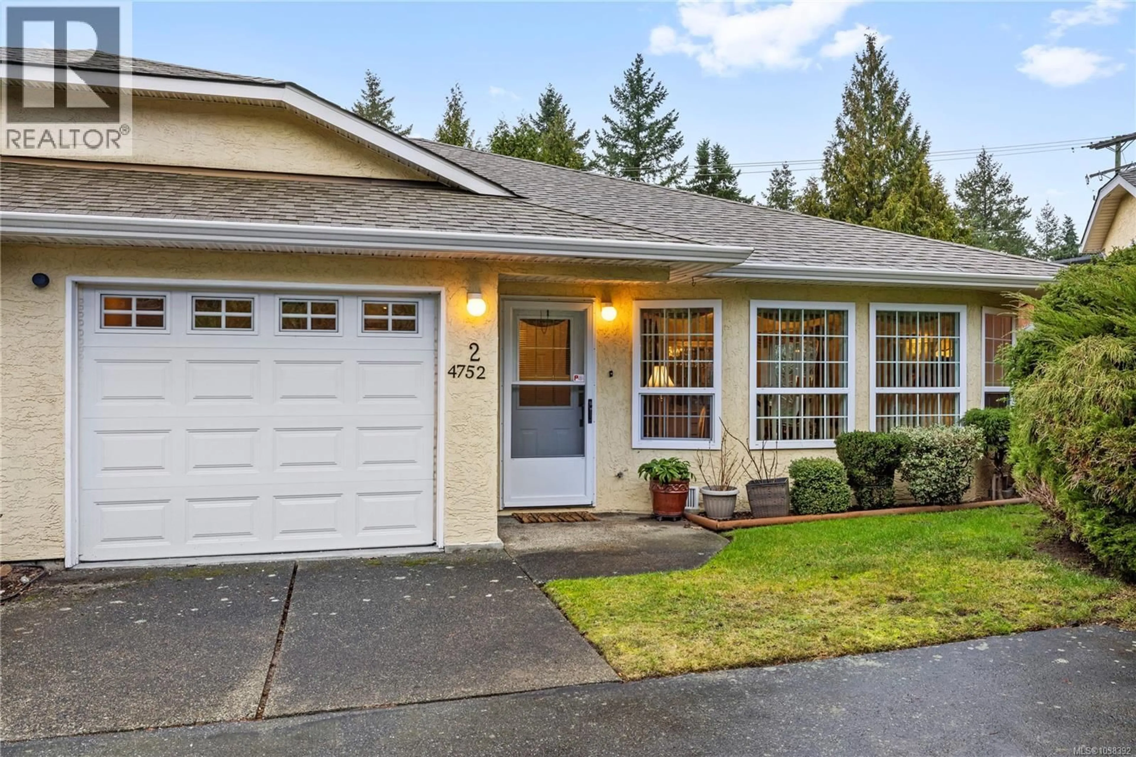 Home with vinyl exterior material, street for 2 - 4752 UPLANDS DRIVE, Nanaimo British Columbia V9T5V1