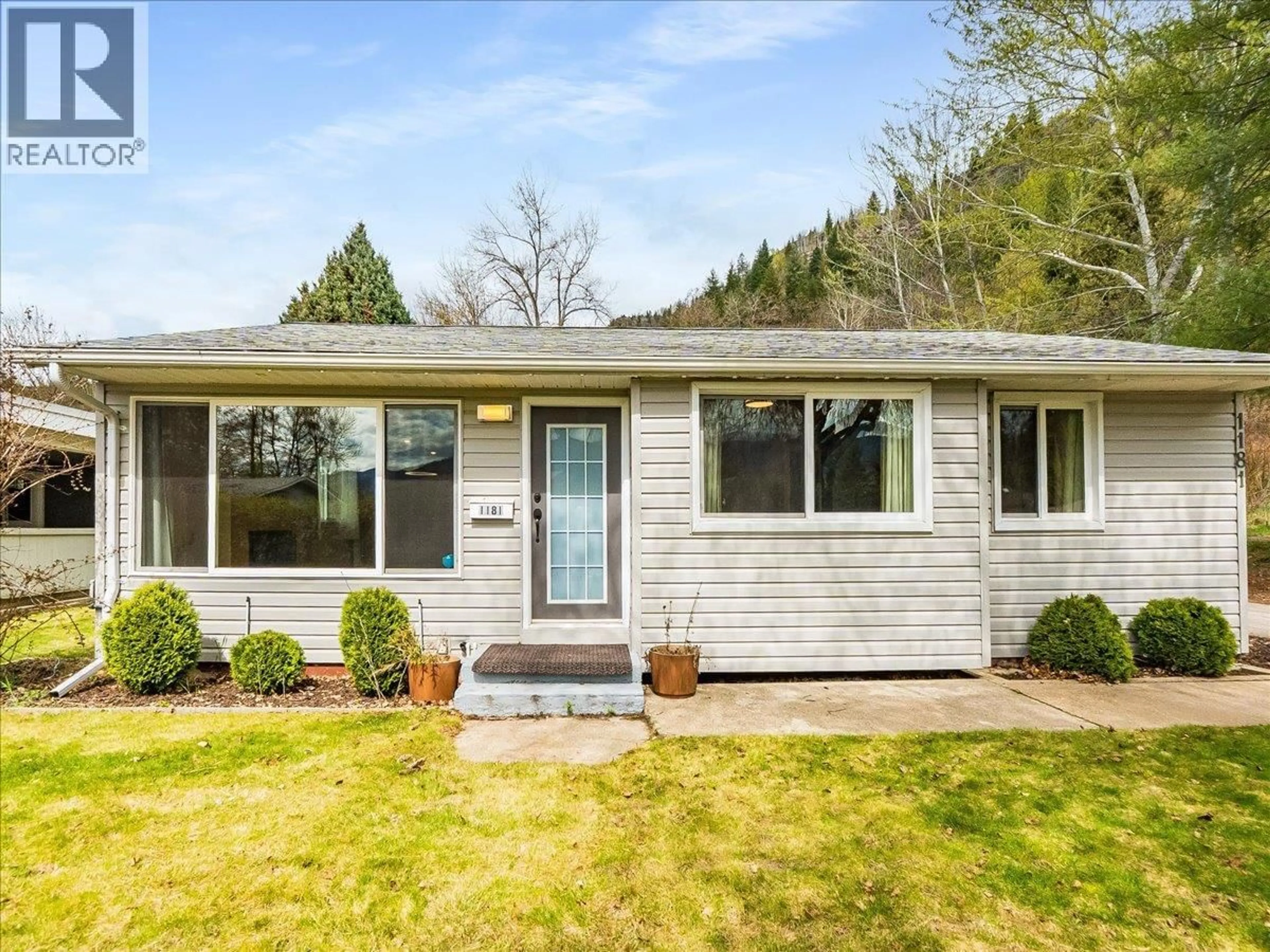 Home with vinyl exterior material, street for 1181 MARIANNA CRESCENT, Trail British Columbia V1R1C9