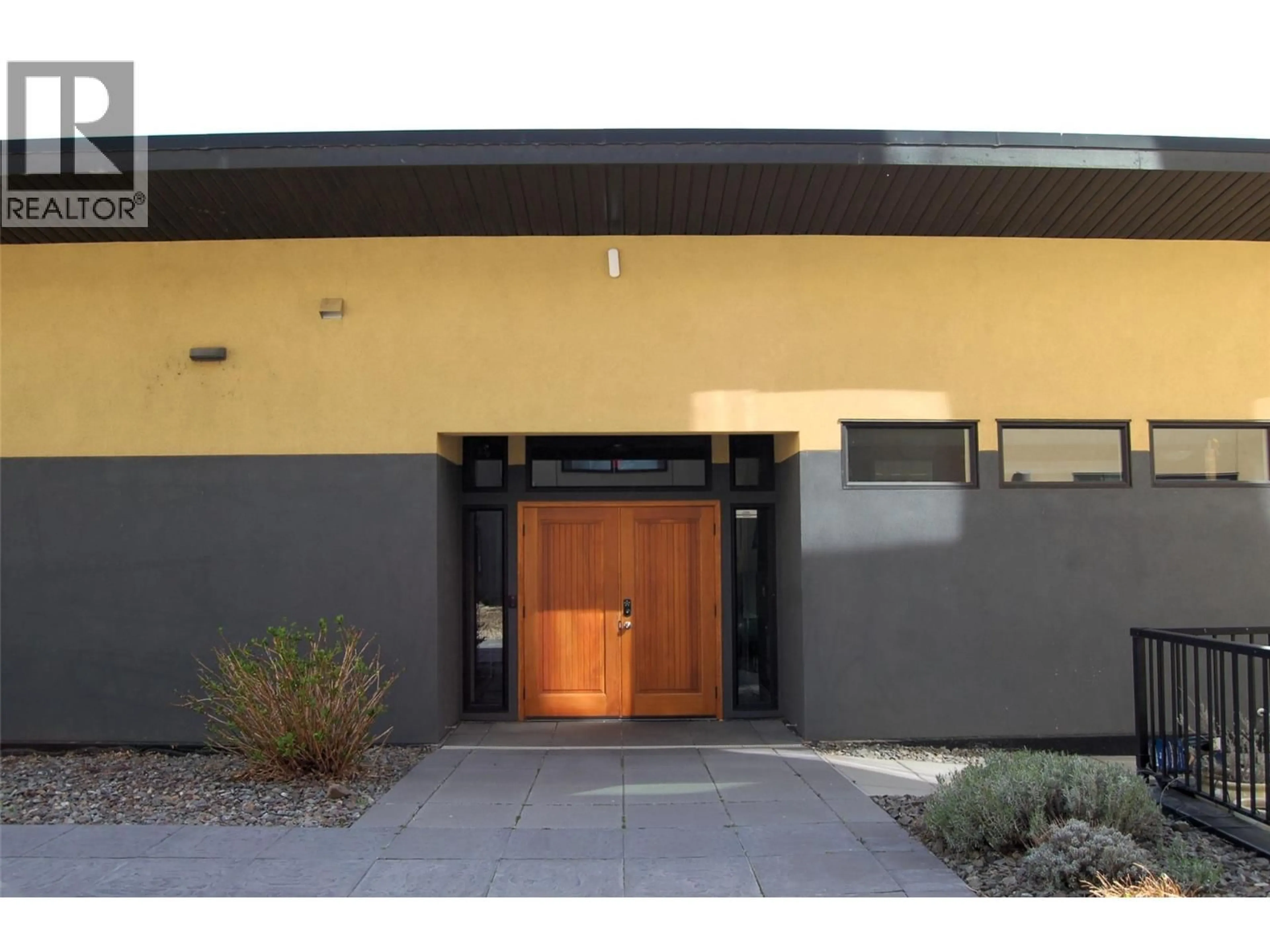 Indoor foyer for 205 - 3311 WILSON STREET, Penticton British Columbia V2A8J3