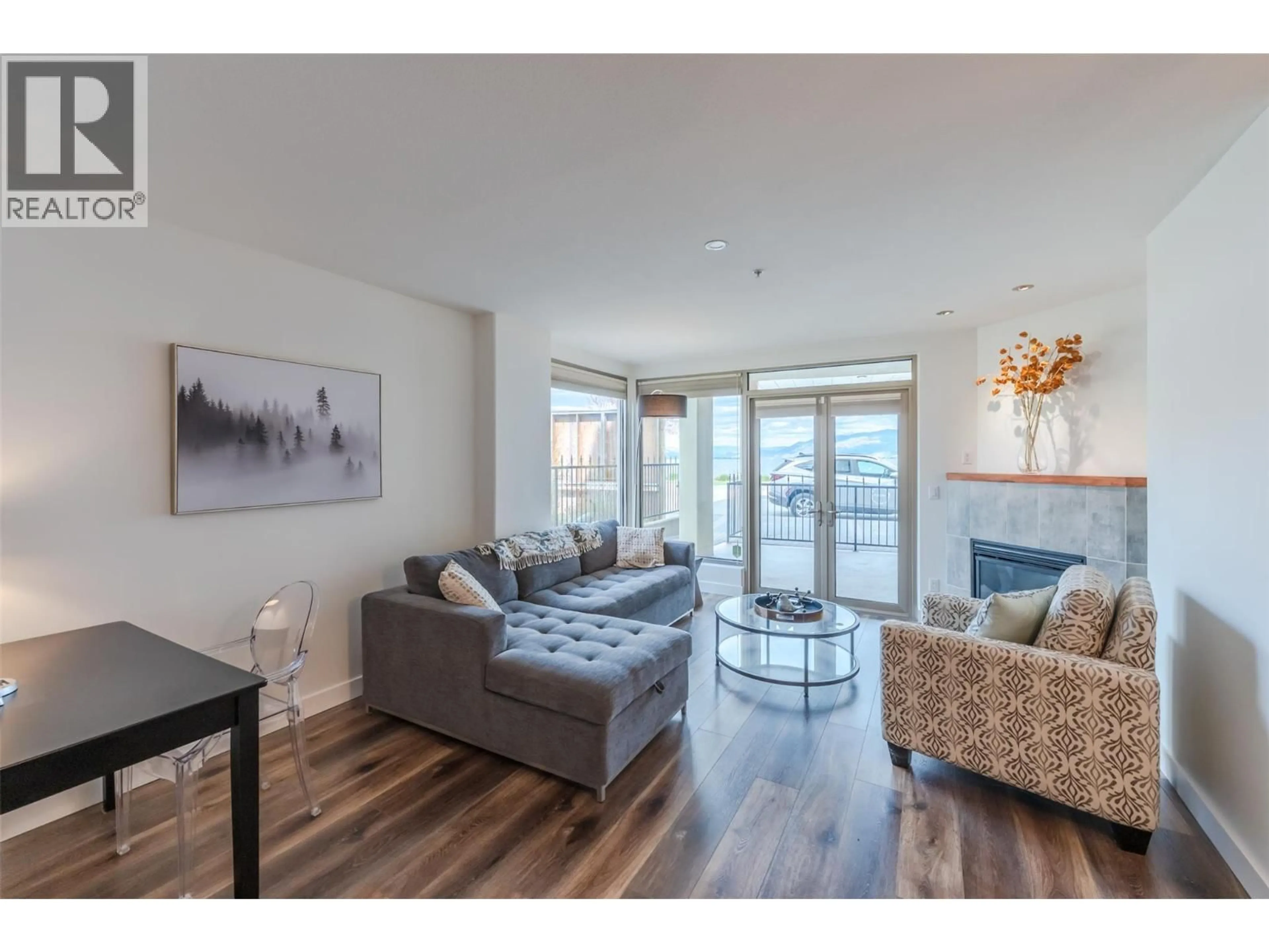 Living room with furniture, wood/laminate floor for 101 - 250 MARINA WAY, Penticton British Columbia V2A1H4